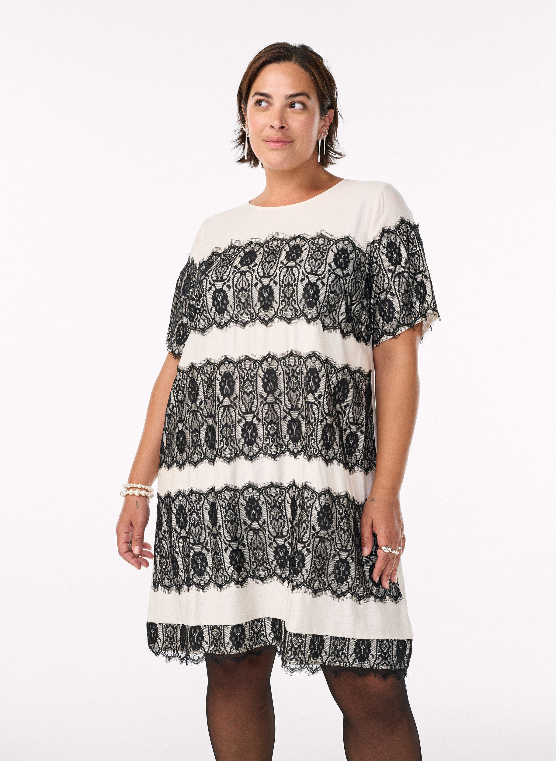 Kort kjole med kontrasterende blonderpaneler, Beige, Model