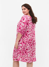 Blomstrete kjole i viskose med A-form, Pink Flower Rain, Model