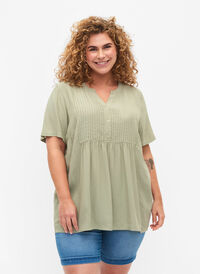 Bluse i viskose med korte ermer og folder, Seagrass , Model