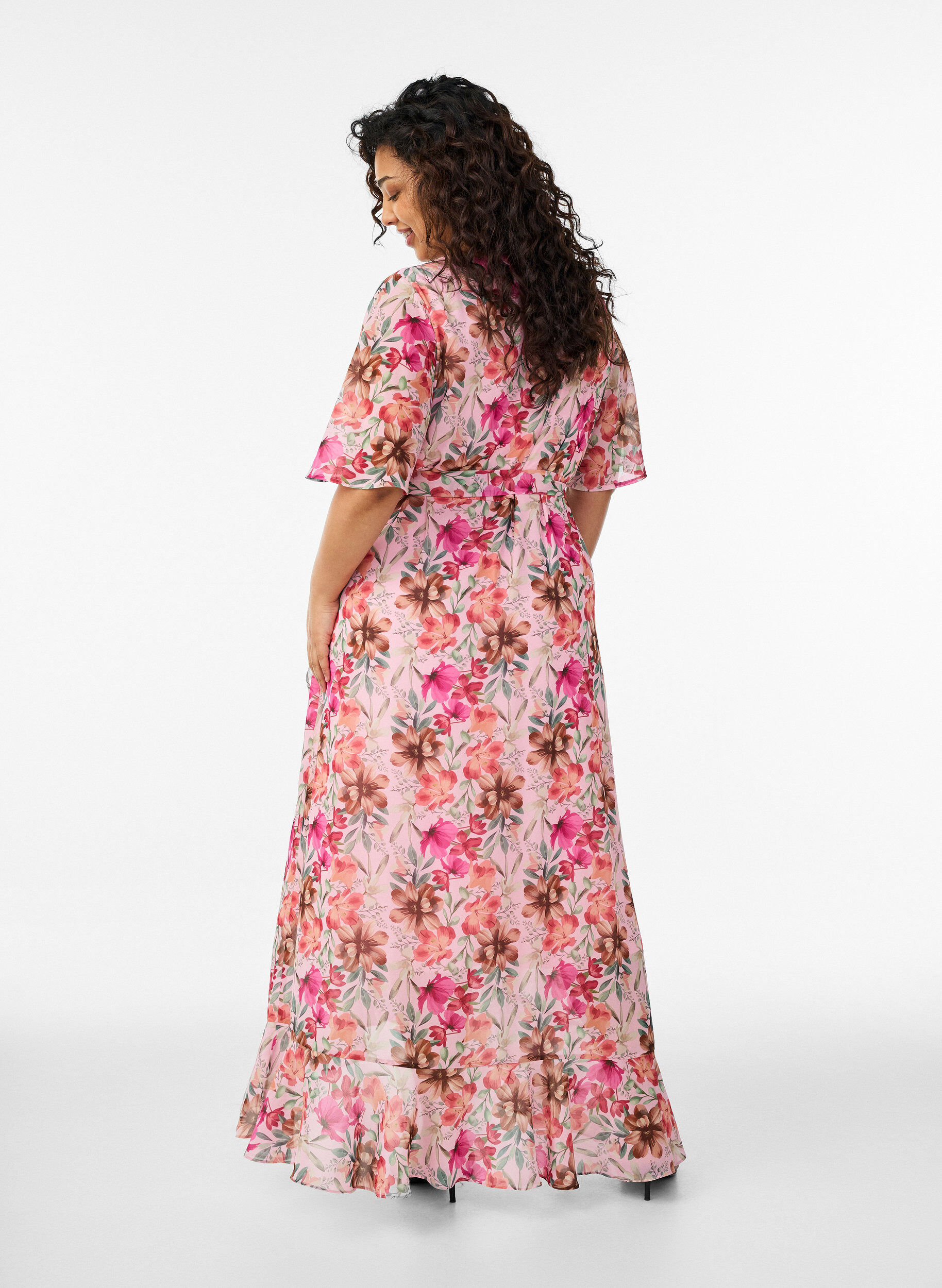 Zizzi Chiffon maxikjole med V-hals og rysjekant, Rosa, Model image number 1