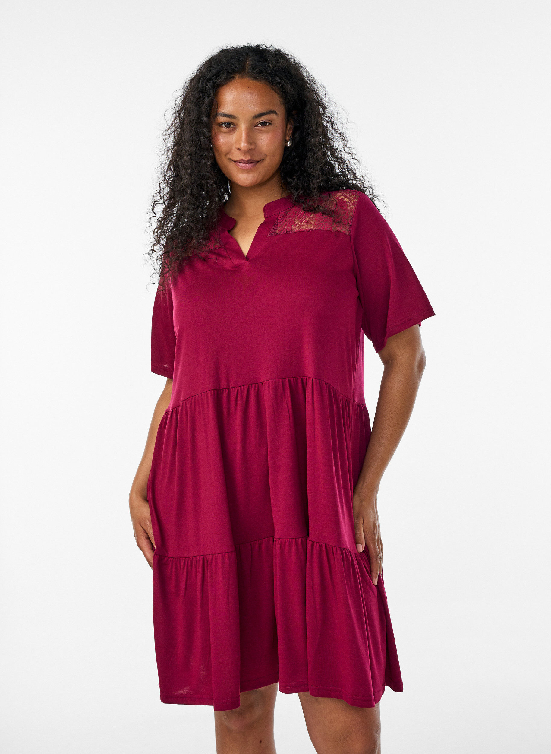 ZizziJerseykjole med blondedetaljer og et lagdelt skj&oslash;rt, R&oslash;d, Model image number 0