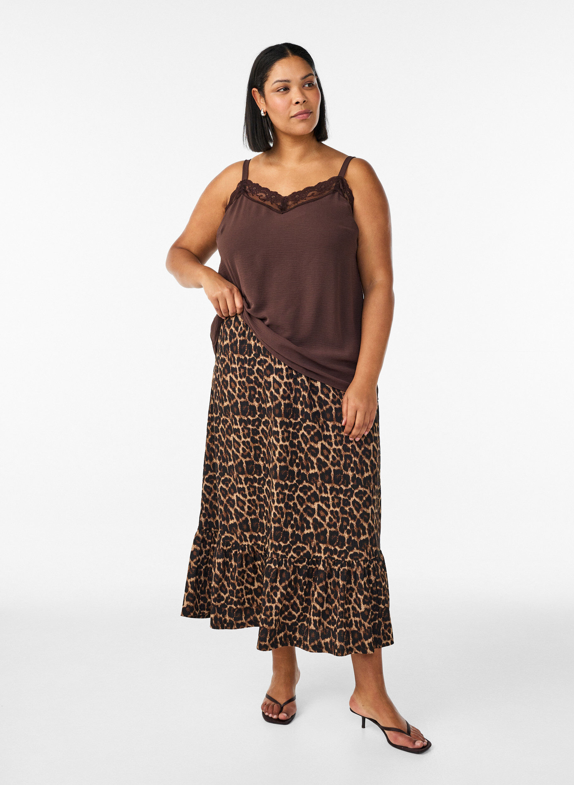 Langt skj&oslash;rt med knytebelte og volangkant, Svart, Model