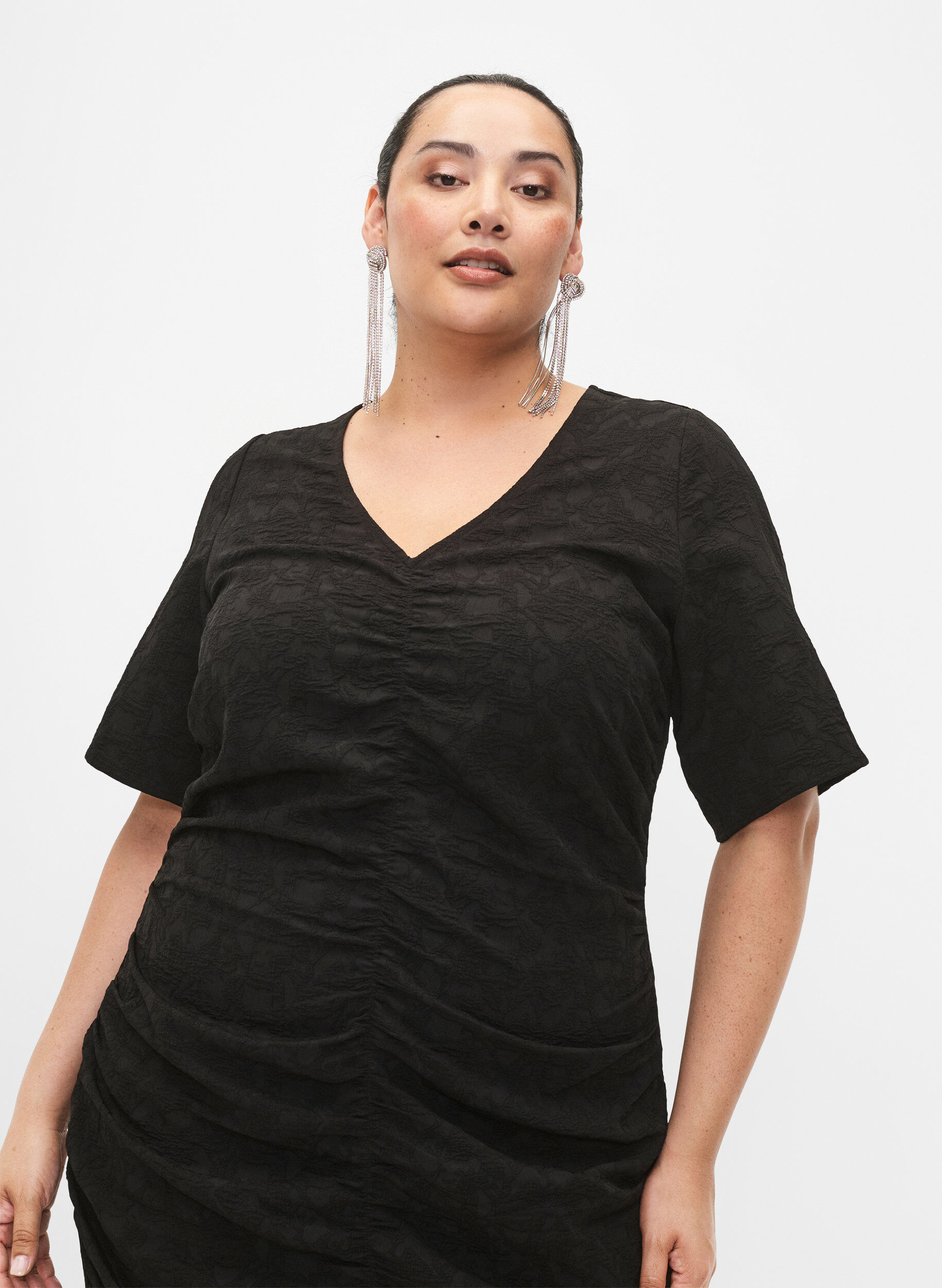 Zizzi Kortermet kjole med strukturm&oslash;nster og draperinger, Black, Model image number 2