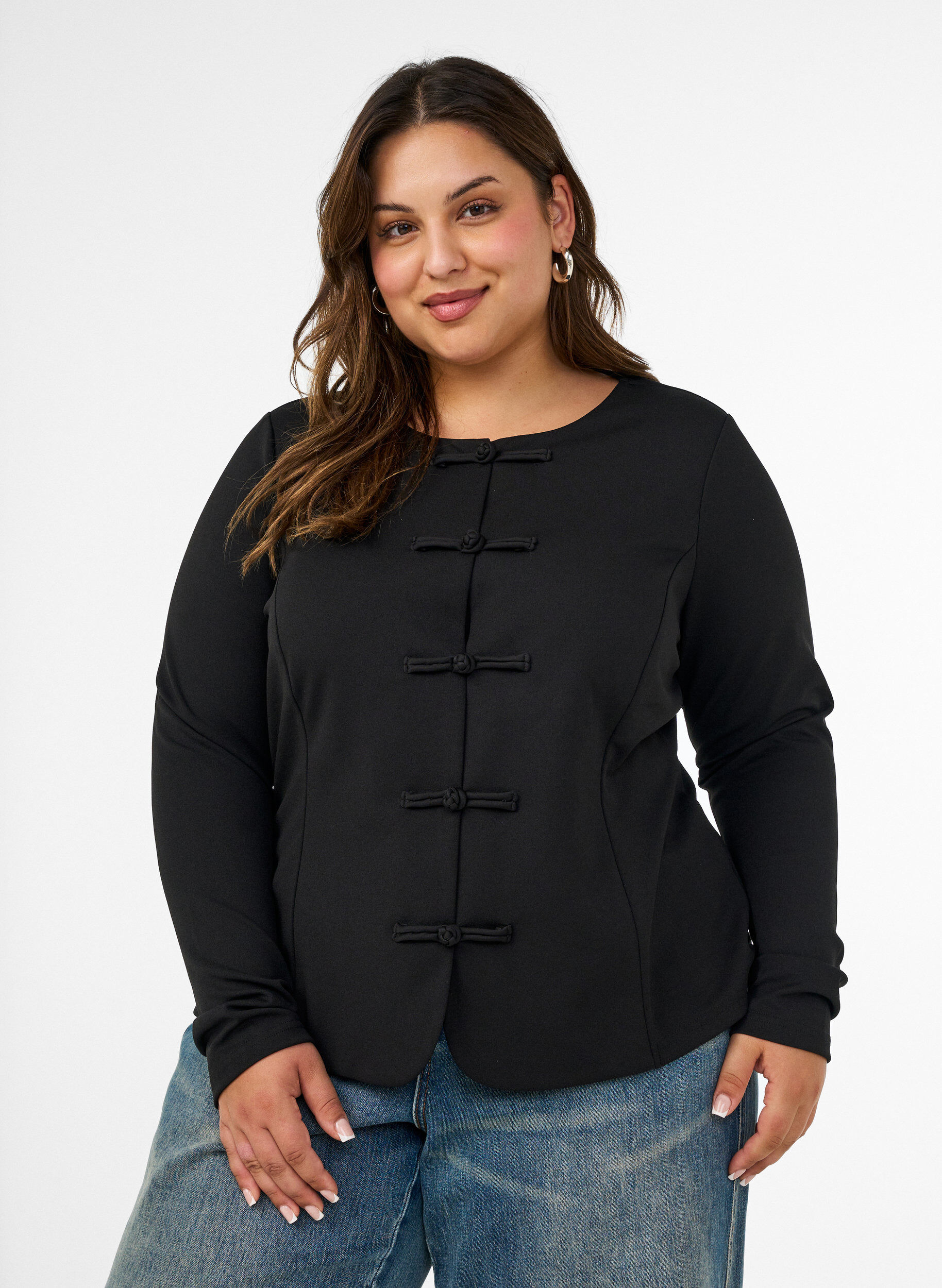 Figurn&aelig;r cardigan med knytelukkinger, Svart, Model