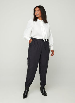 Bukser i lyocell med store lommer, Black, Model image number 2