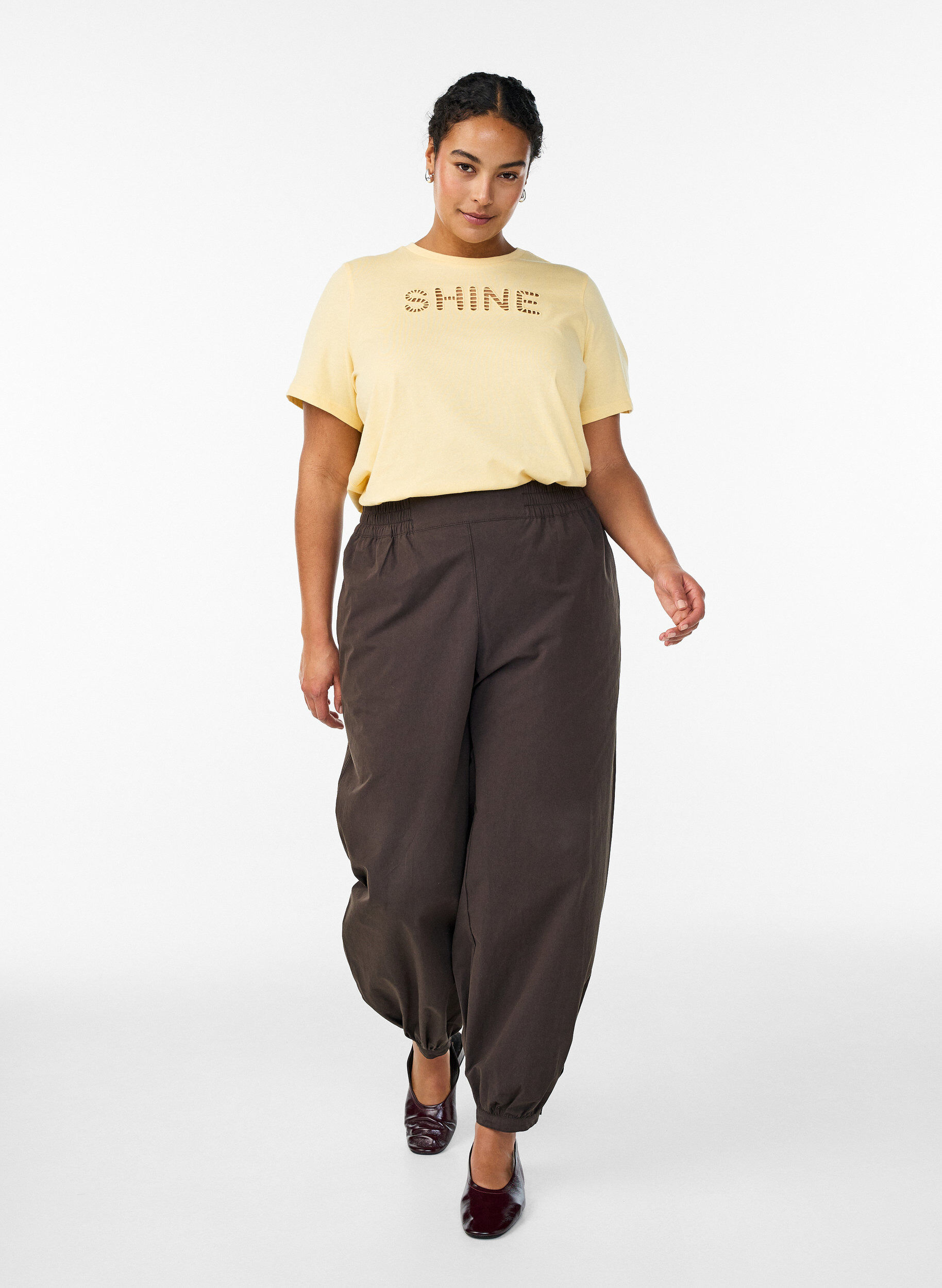 Zizzi Bomulls-T-skjorte med brodert tekst, Gul, Model image number 1