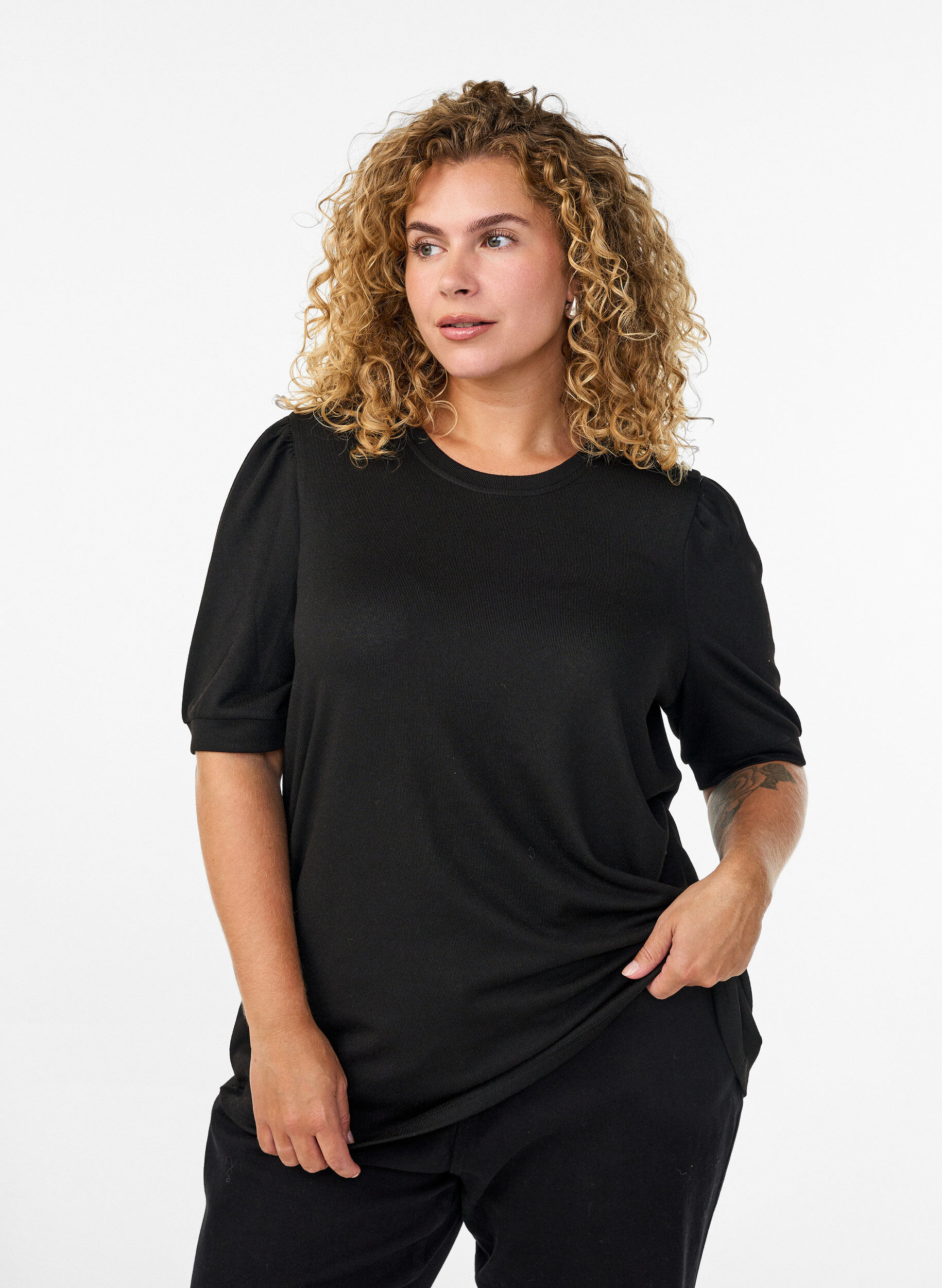 ZizziBluse med knappedetaljer og korte puffermer, Svart, Model image number 0