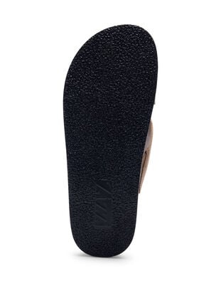 Sandal i semsket imitert skinn med kryssreimer, Woodsmoke, Packshot image number 4