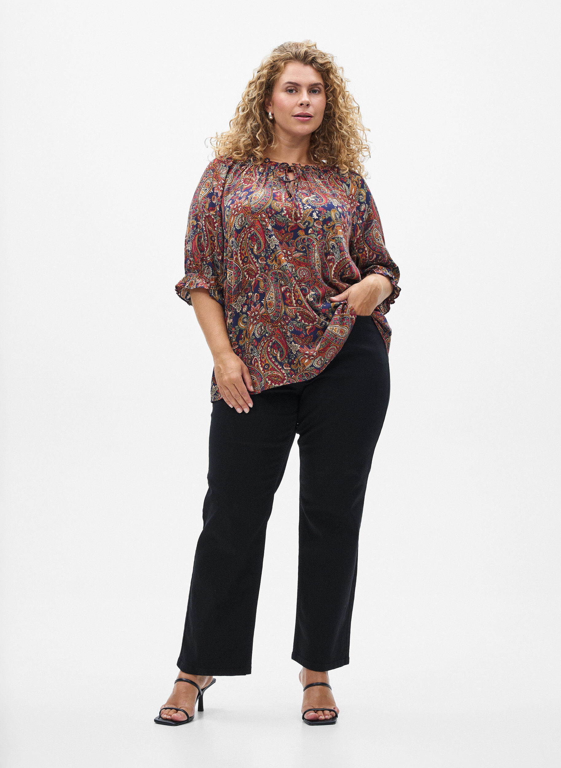 ZizziViskosebluse med paisleym&oslash;nster og albuelange ermer, Bl&aring;, Model image number 1