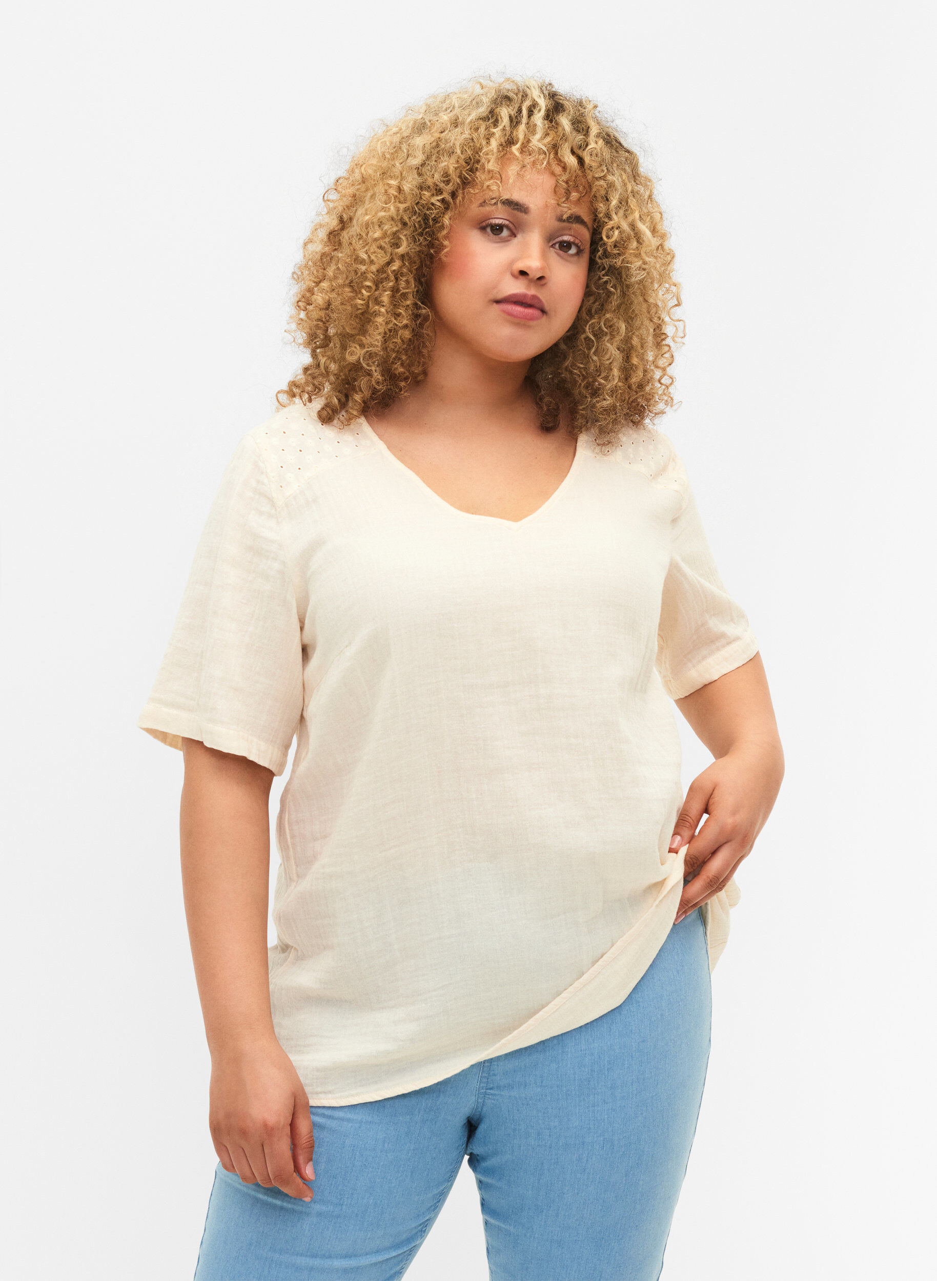 Zizzi Bluse i bomull med broderi og korte ermer, Buttercream, Model image number 0