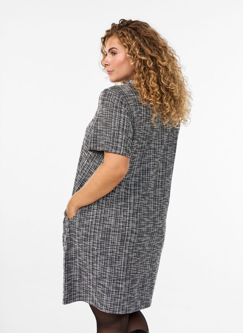 Kort kjole i teksturert jersey med et grafisk sjakkm&oslash;nster, Vanilje, Model image number 2