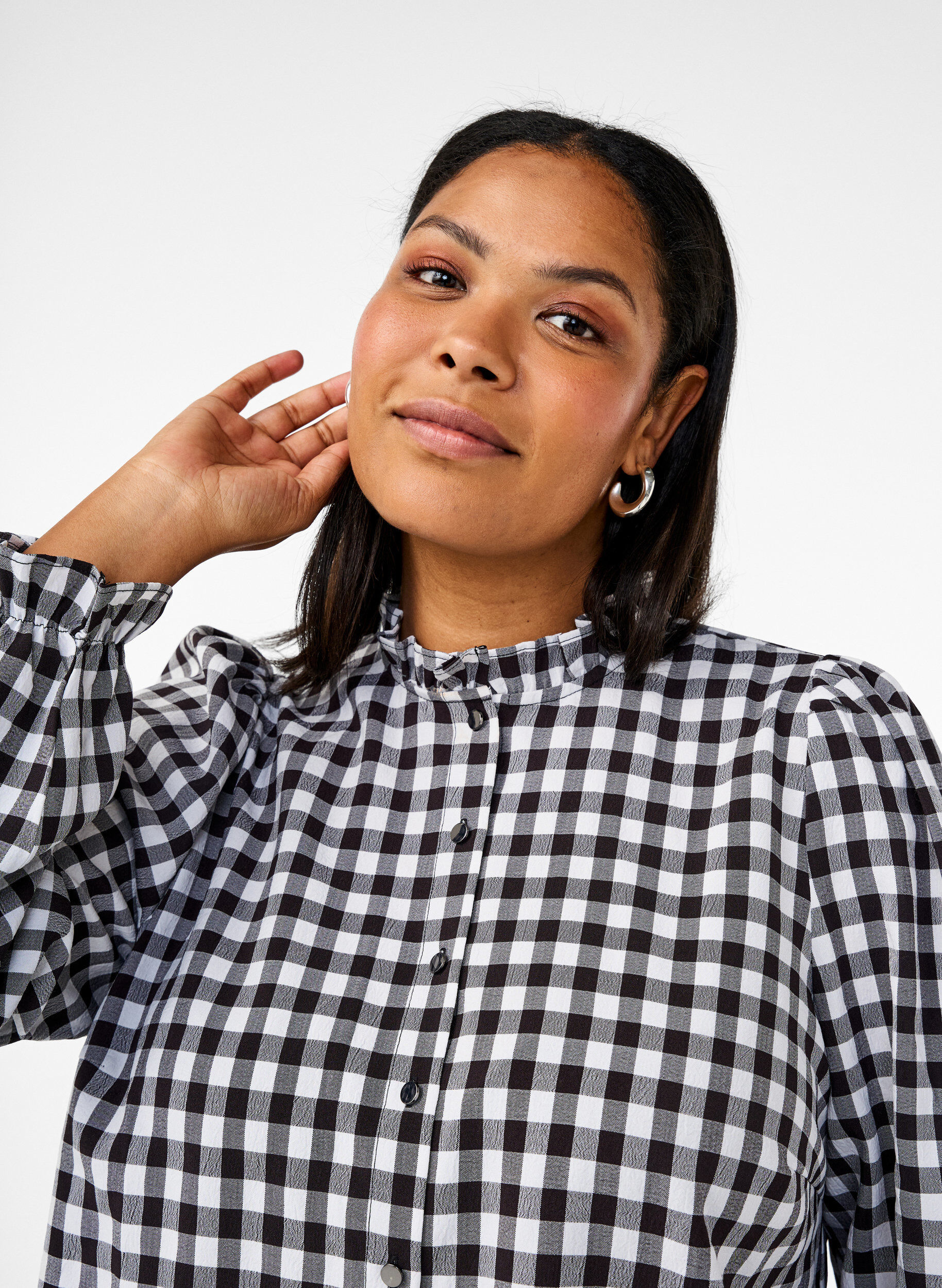 Zizzi Rutete bluse med volangdetaljer, Black/W. Gingham, Model image number 2