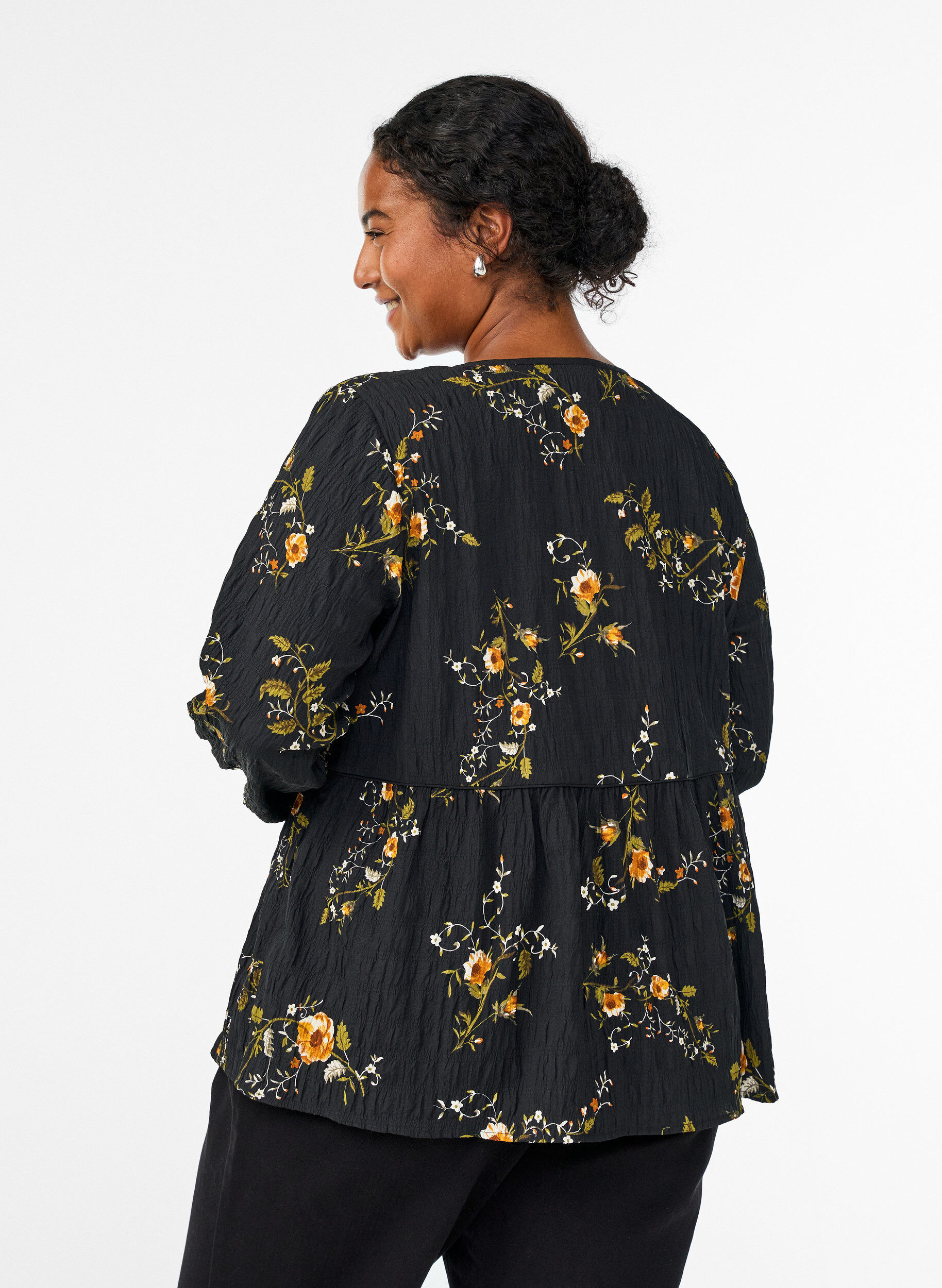 Zizzi Langermet bluse med blomstertrykk, Svart, Model image number 2