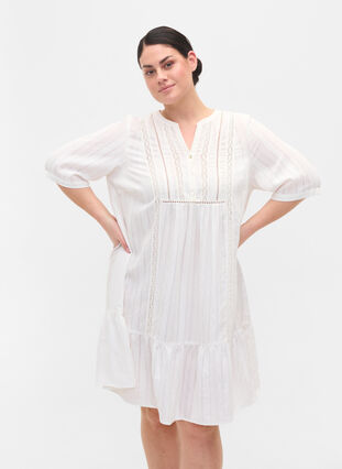 Zizzi Stripete viskosekjole med blondebånd, Bright White, Model image number 0