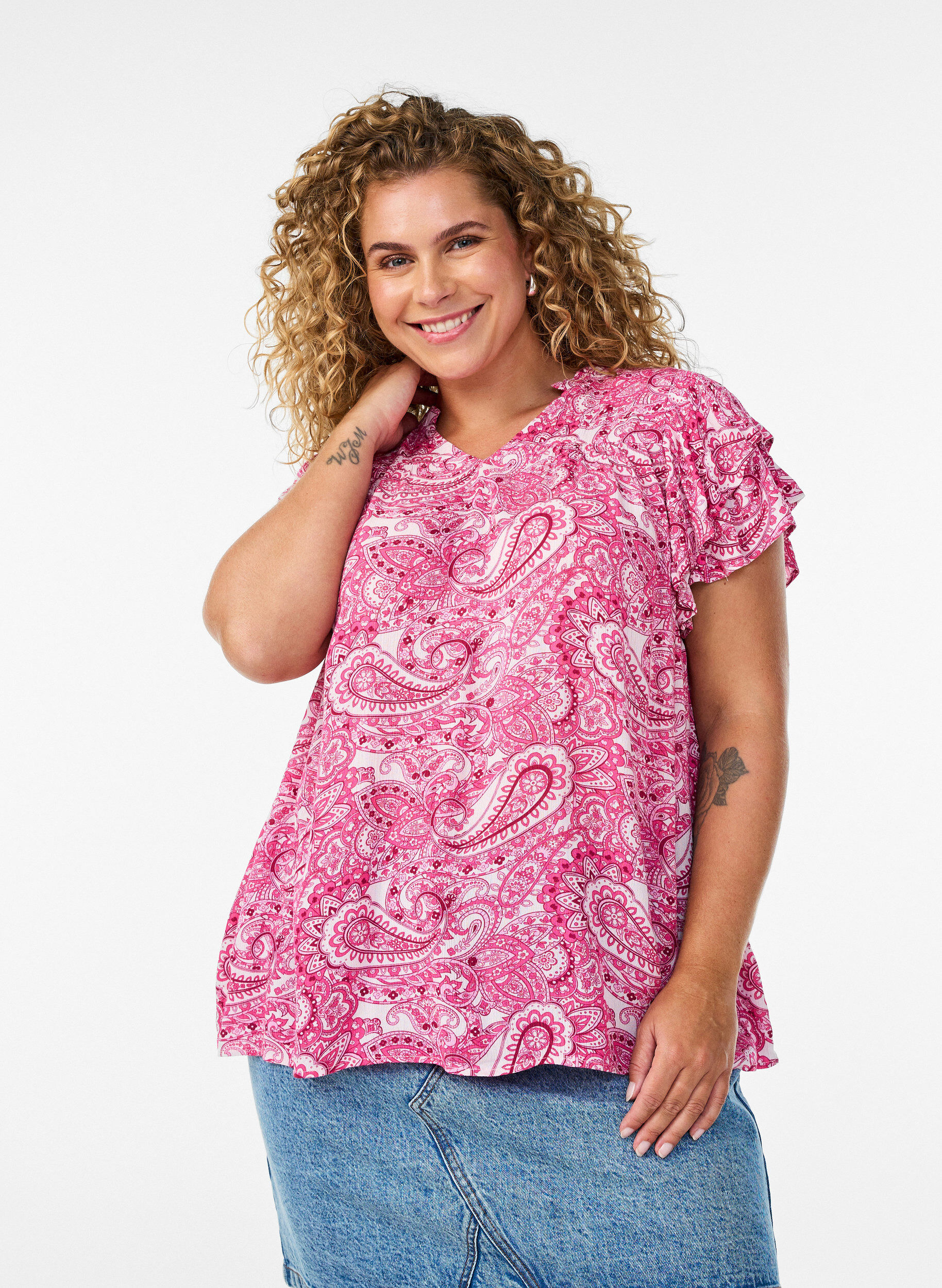 M&oslash;nstret viskosebluse med volangdetaljer, Rosa, Model