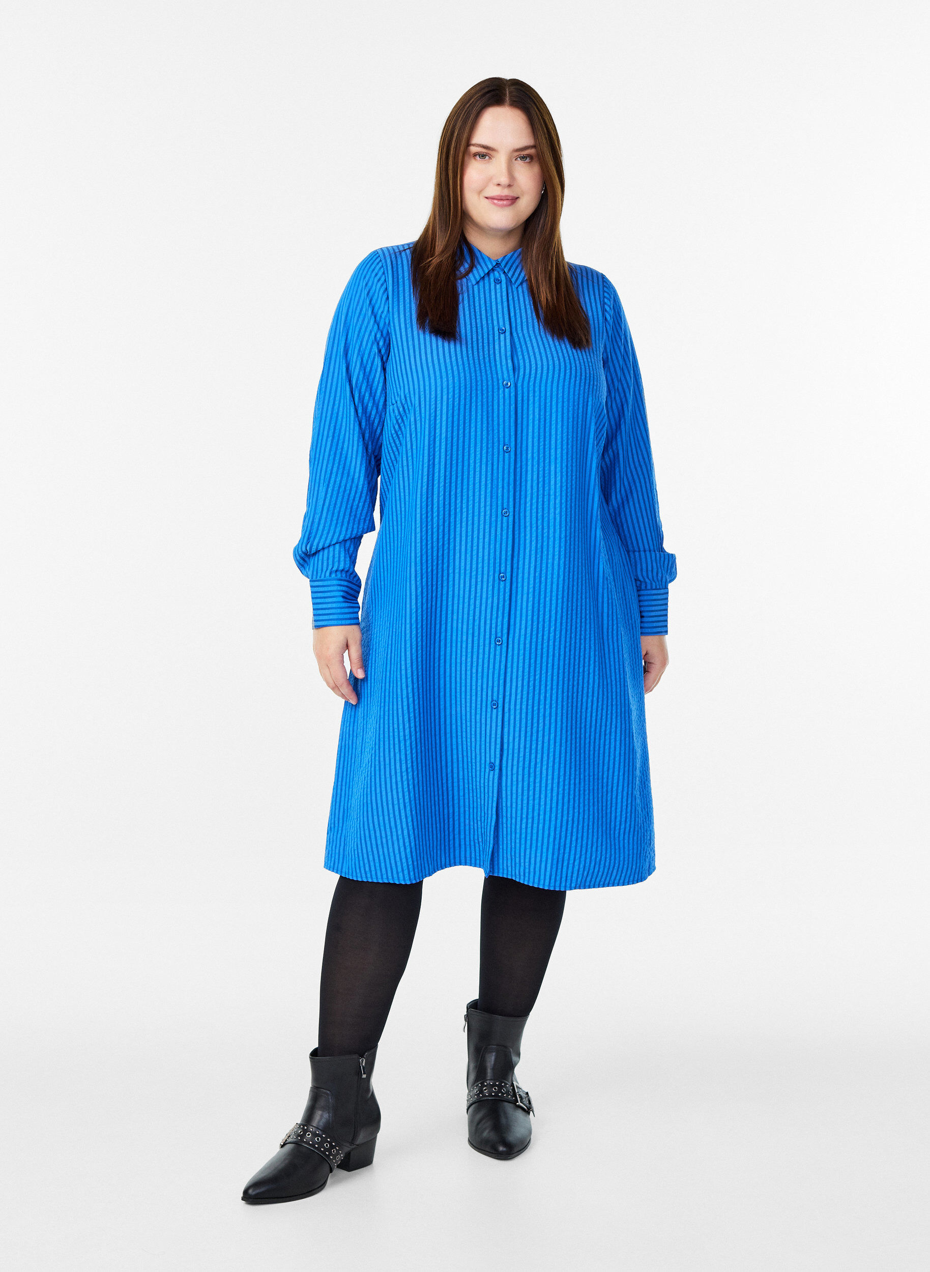 Zizzi Lang stripet skjorte med knappedetalj bak, Bl&aring;, Model image number 1