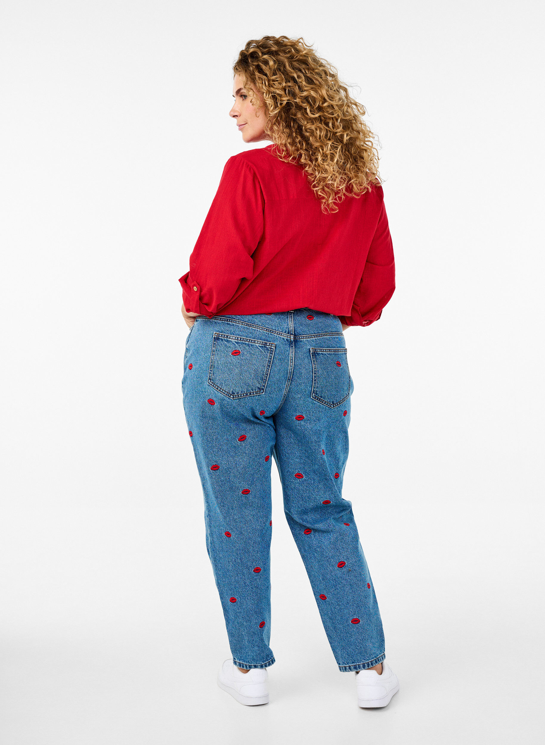 Zizzi Mille mom-fit jeans med broderi, Bl&aring;, Model image number 1