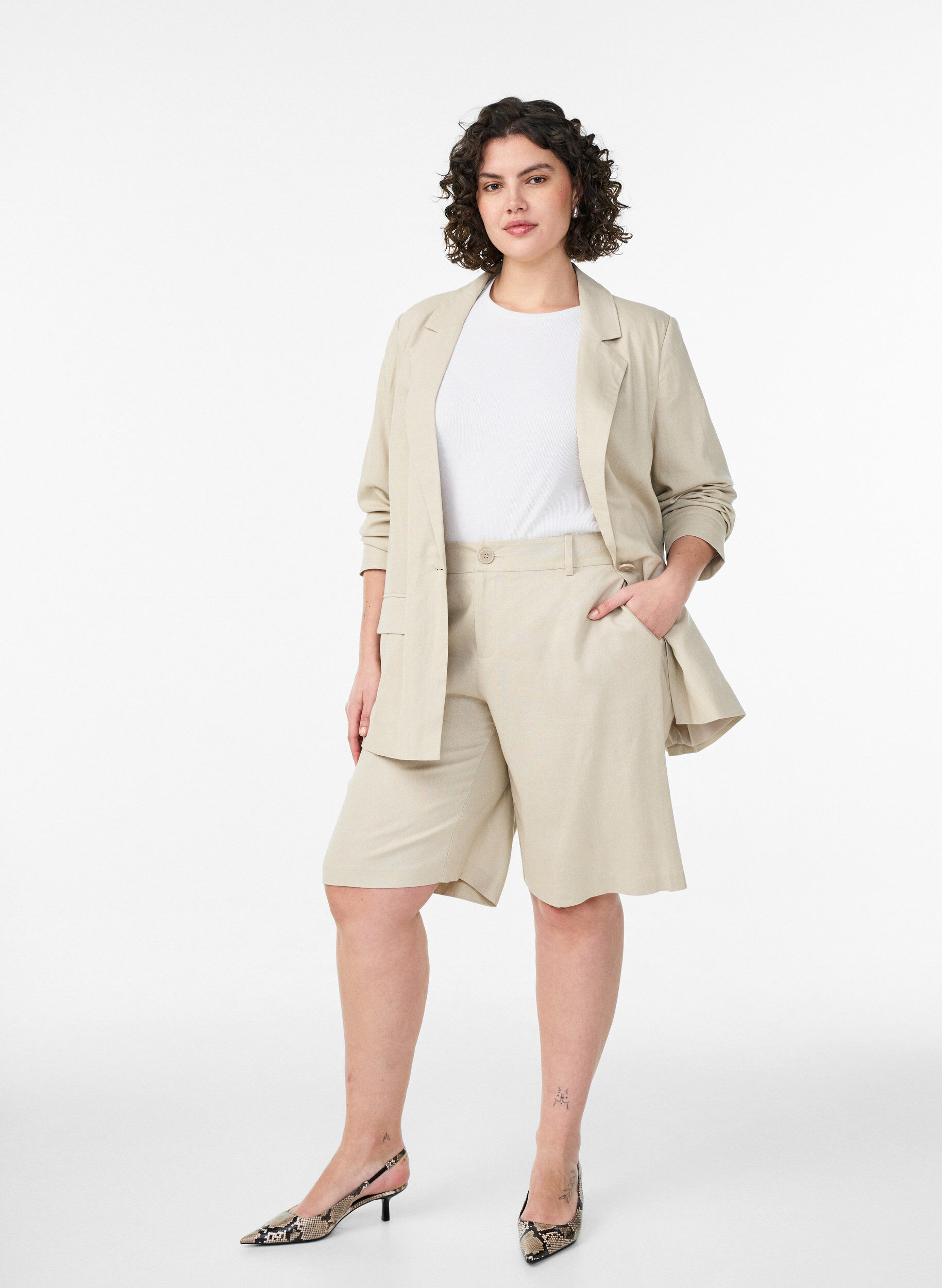 Zizzi Bermudashorts med h&oslash;y midje i lin og viskose, Beige, Model image number 1