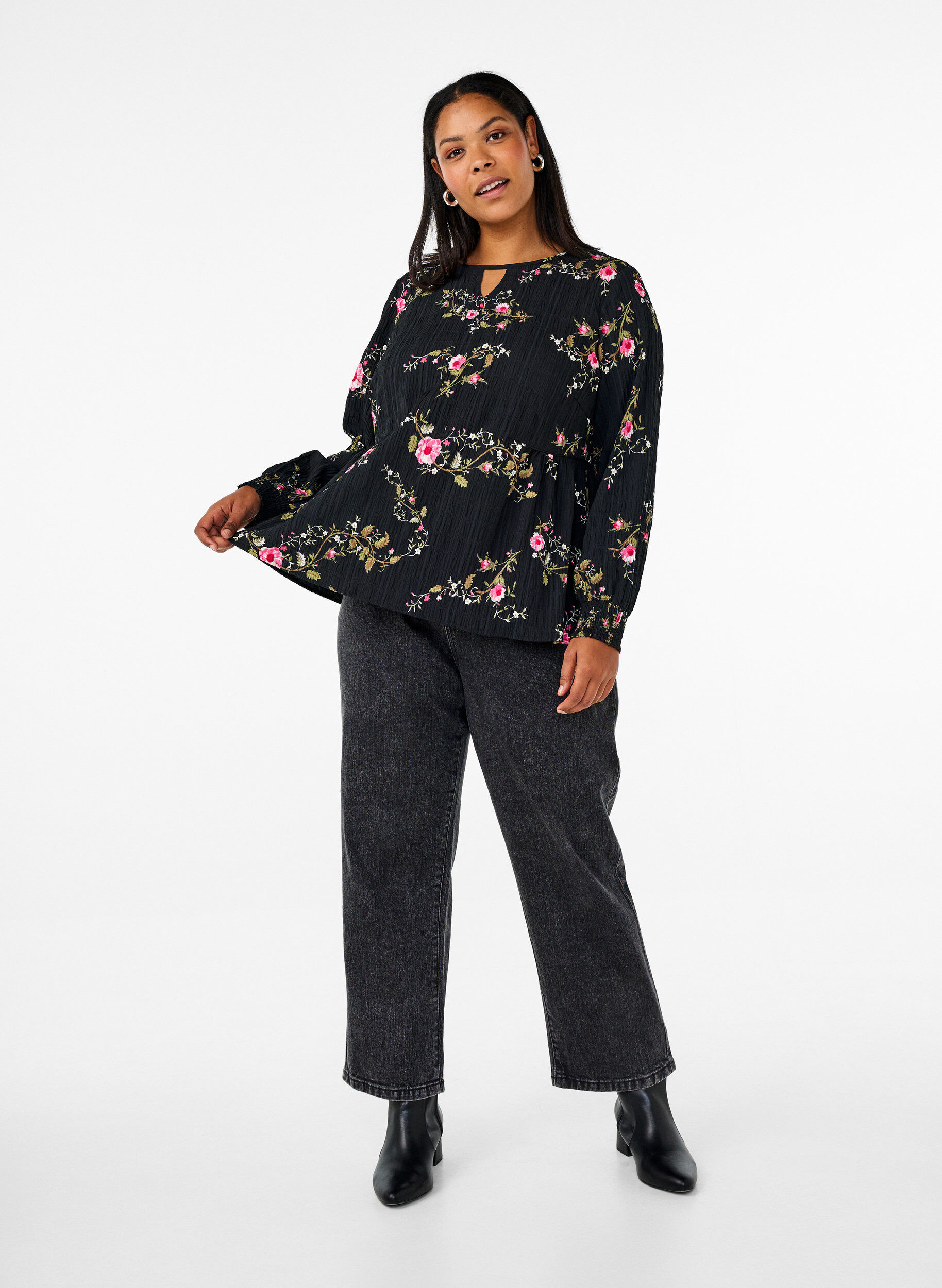 Zizzi Langermet bluse med blomstertrykk, Svart, Model image number 1