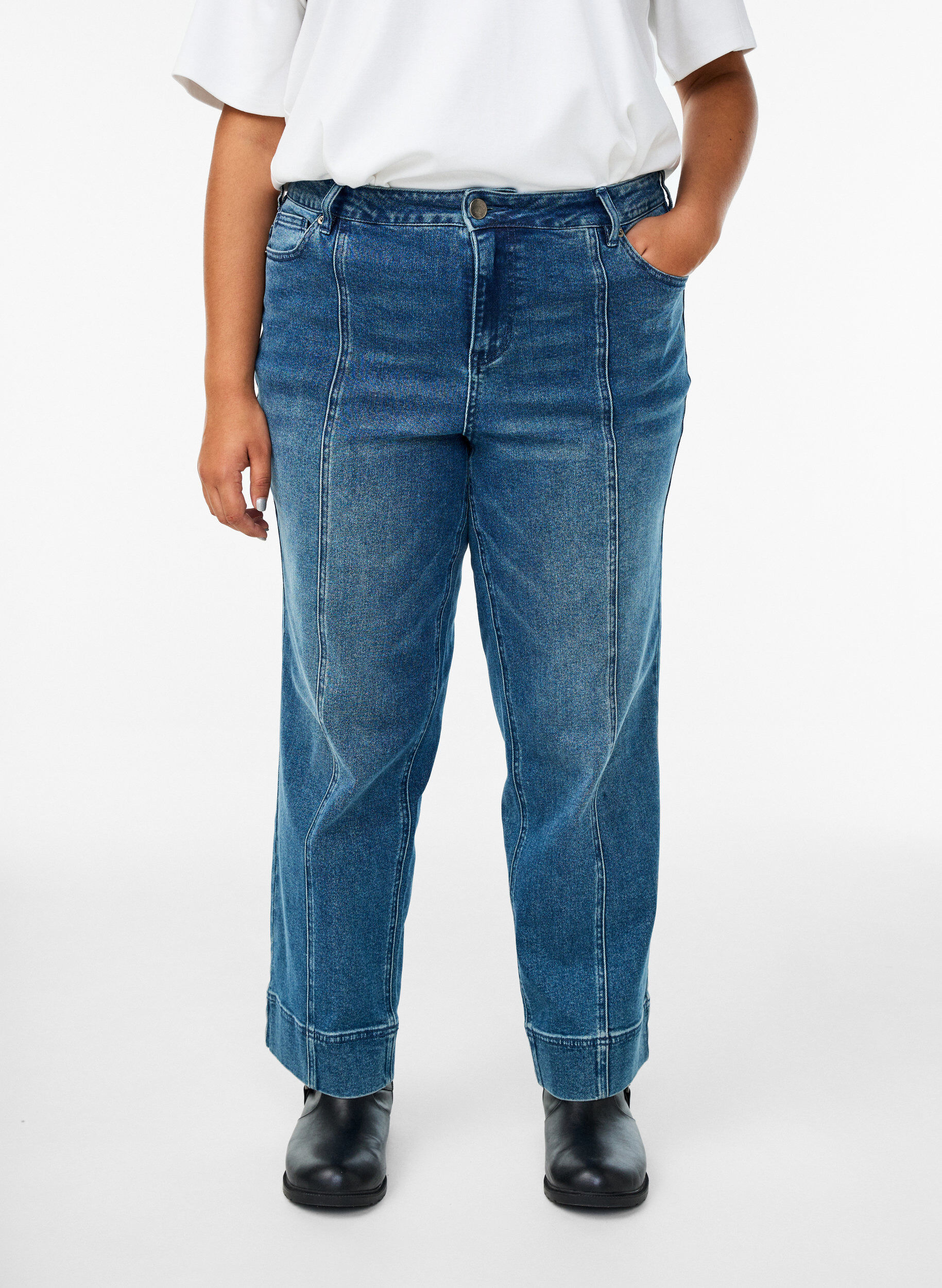 Zizzi Straight fit jeans med s&aelig;regen s&oslash;m, Bl&aring;, Model image number 2