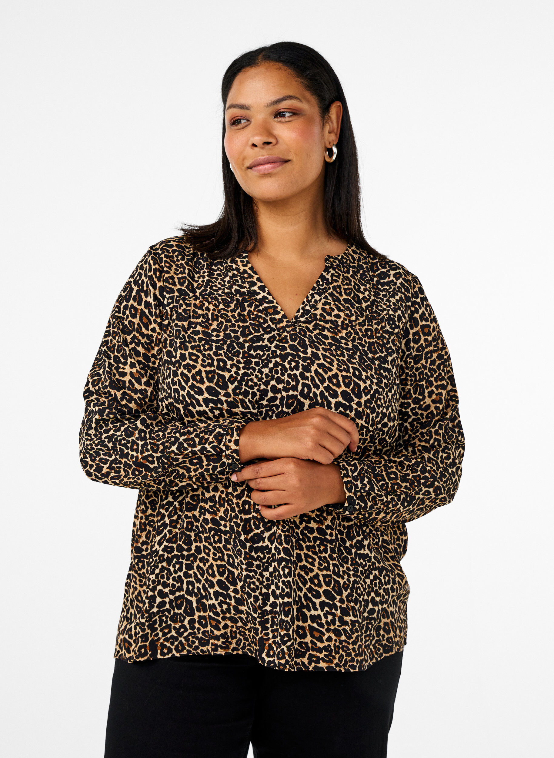 Langermet bluse med leopardm&oslash;nster og V-hals, Brun, Model