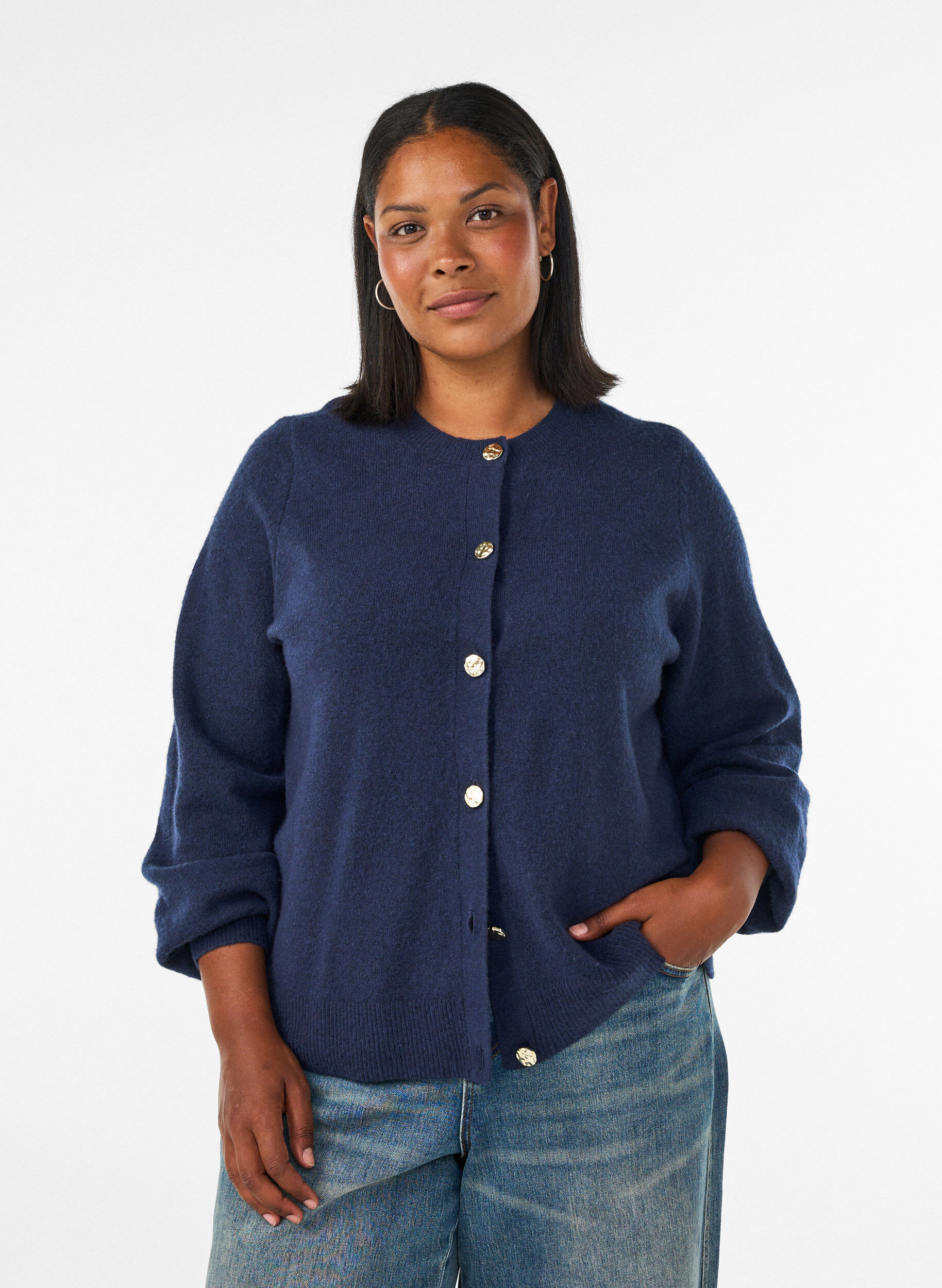 Cardigan i myk strikk med gullfargede knapper, Bl&aring;, Model