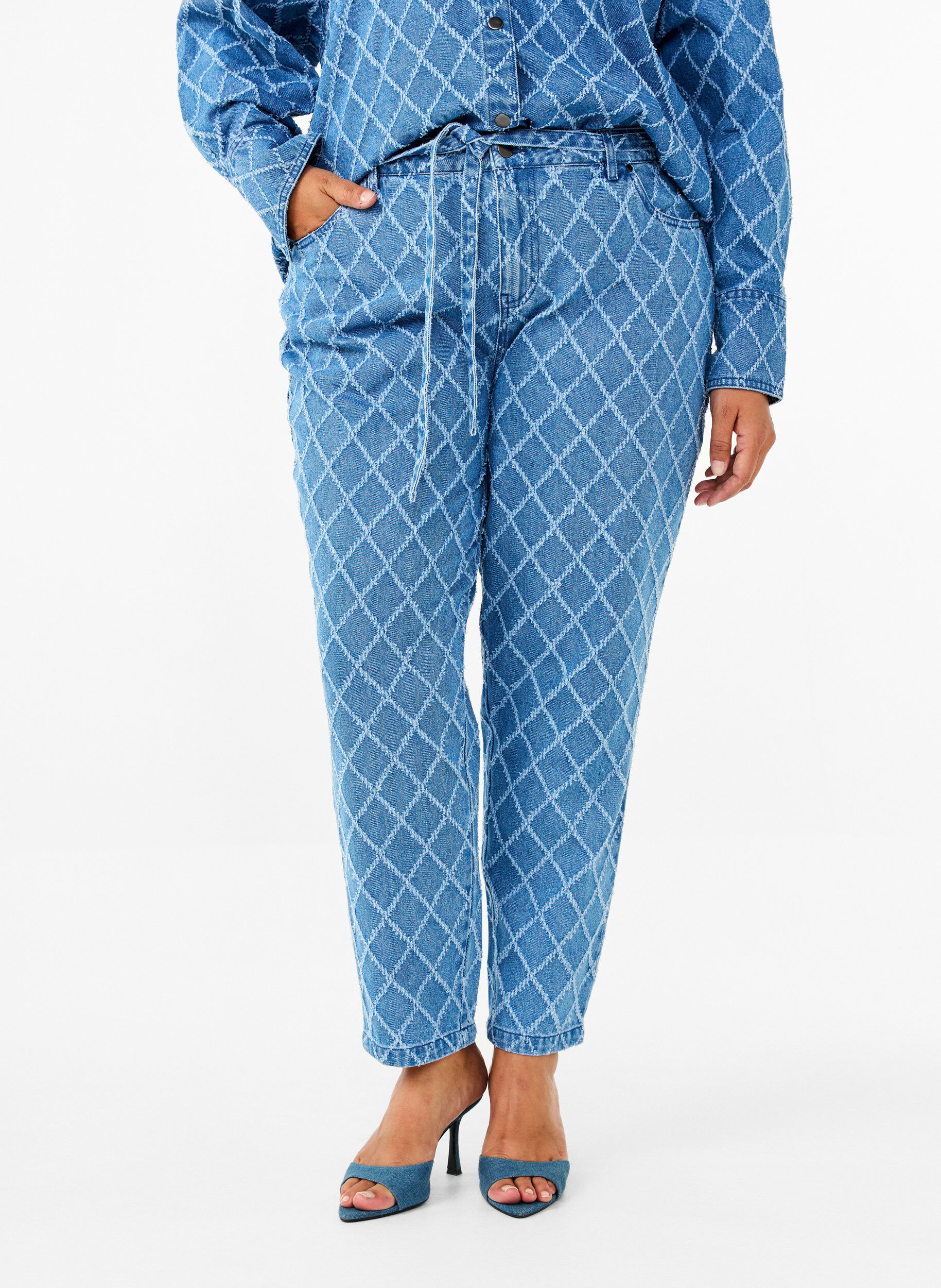 Zizzi Cropped Mille jeans med destroy-m&oslash;nster, Blue Denim, Model image number 2