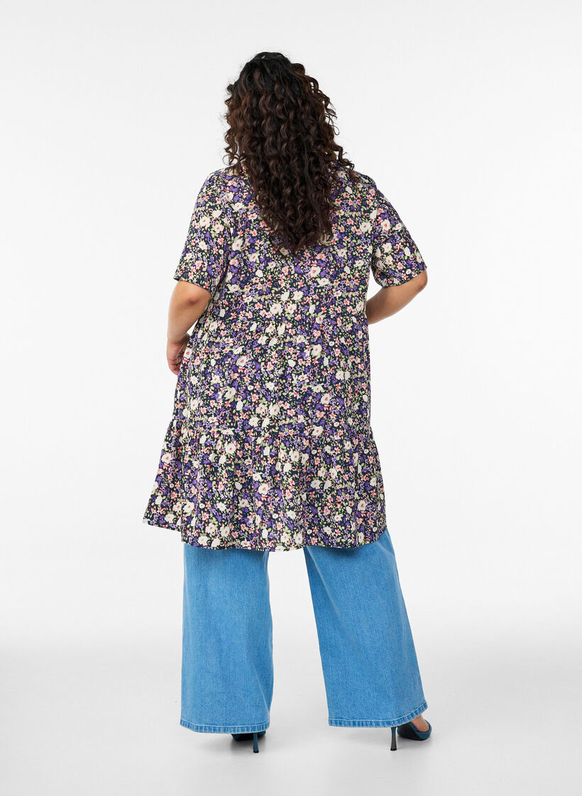 Kortermet kjole med A-linje og kuttlinjer, Lilla, Model image number 2