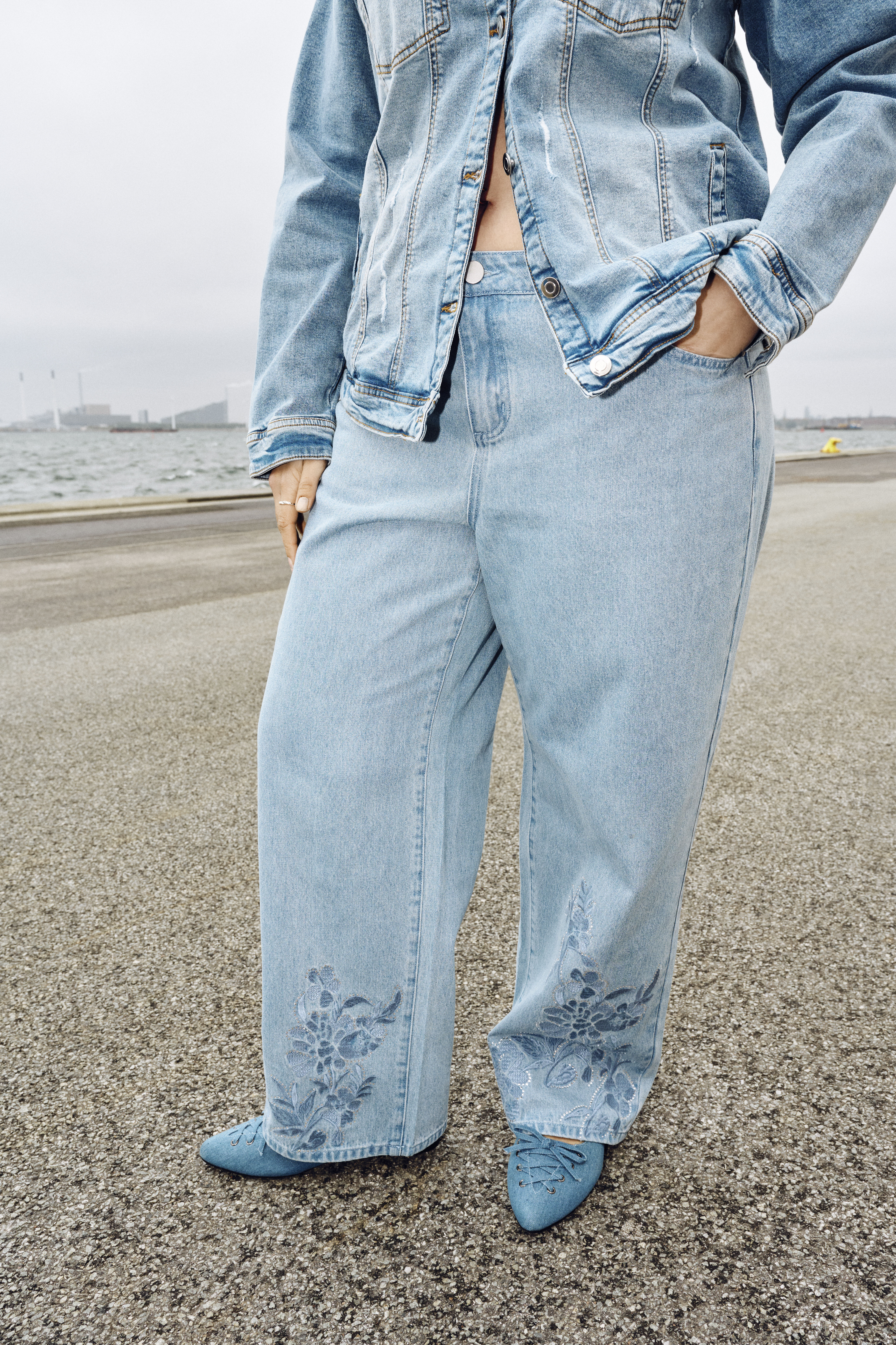 Jeans med bred passform og blomsterdetaljer, , Model