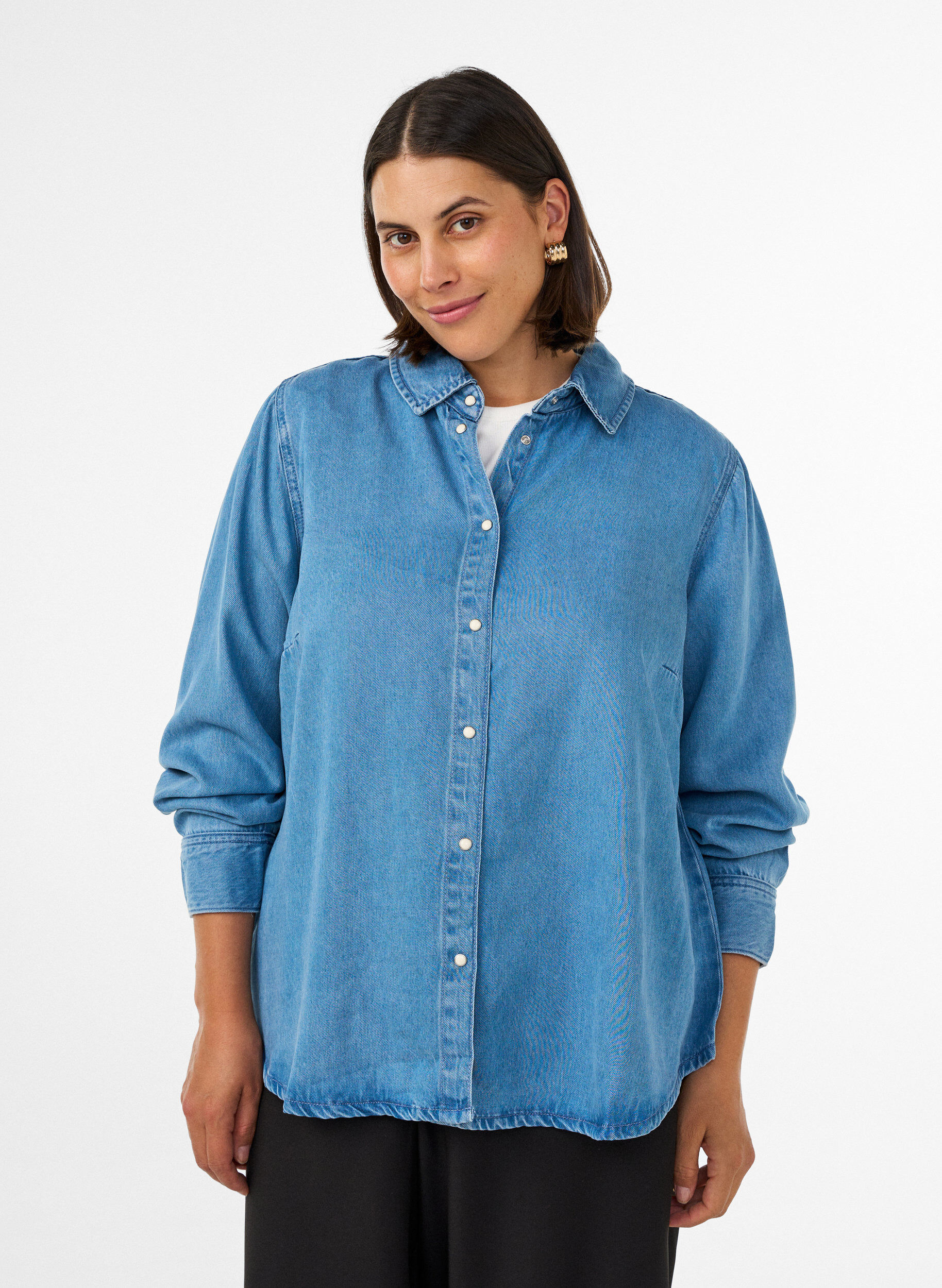 Denimskjorte i lyocell med trykknapper, Bl&aring;, Model