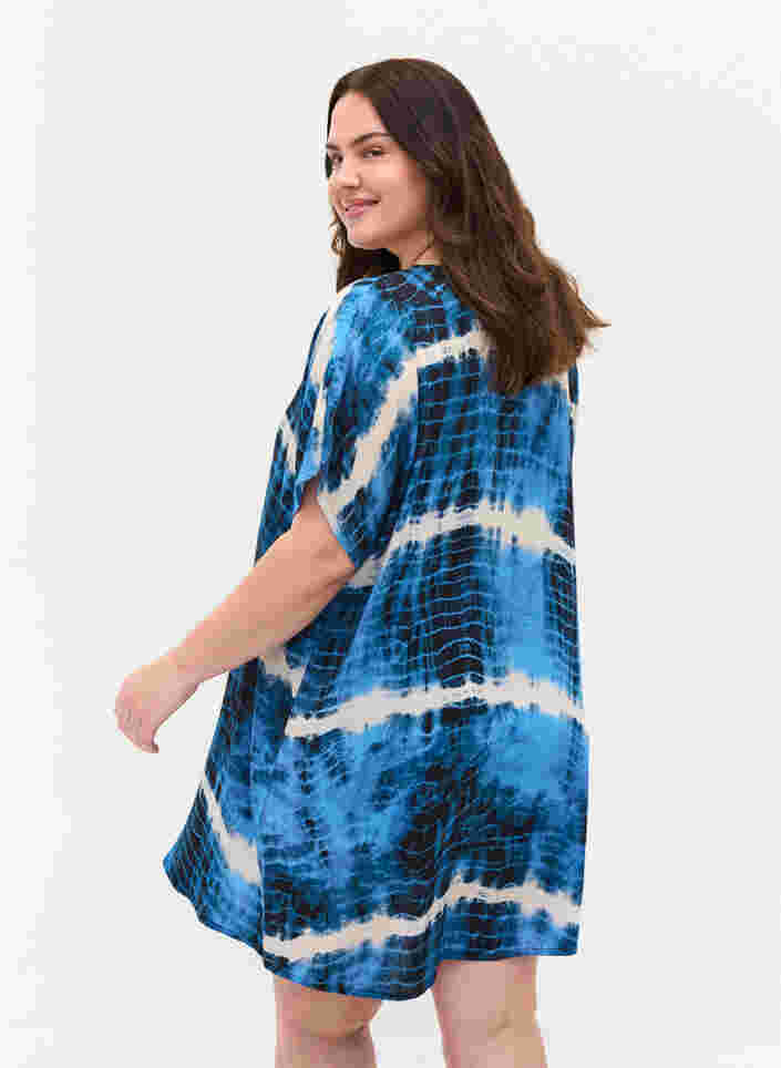 Strandkjole i viskose med tie-dye mønster, Tie Dye Print, Model