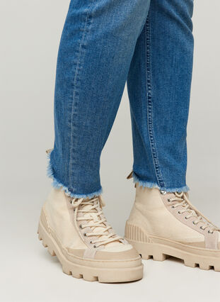 Cropped Amy jeans med rå kanter, Blue denim, Model image number 1