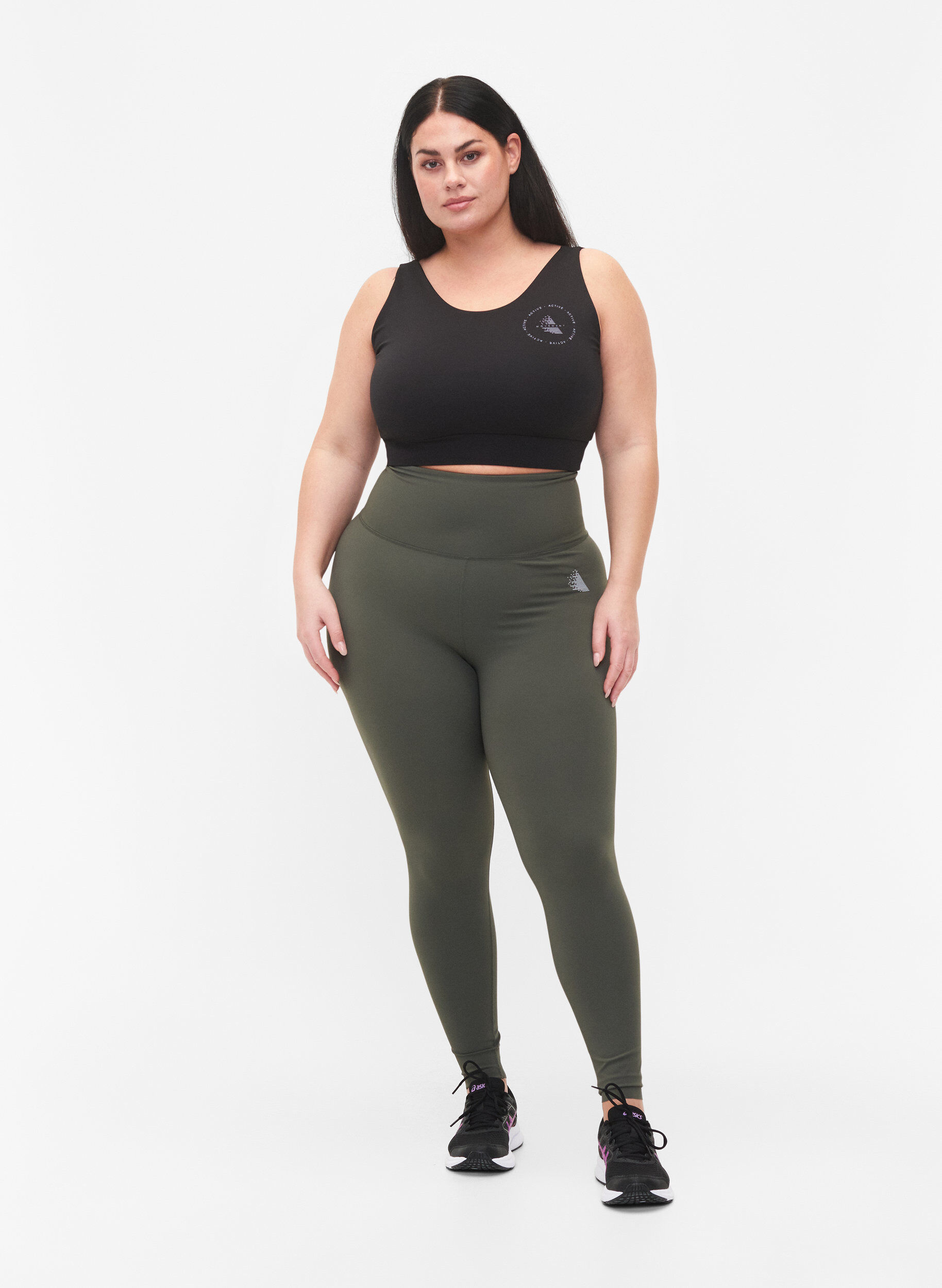 Zizzi CORE, MID SUPPORT SPORTS BRA - Sports-BH med V-skj&aelig;ring p&aring; ryggen, Black, Model image number 2