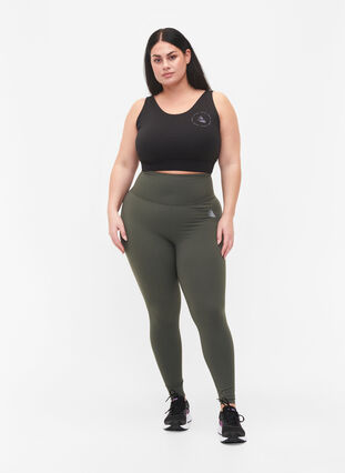 CORE, MID SUPPORT SPORTS BRA - Sports-BH med V-skjæring på ryggen, Black, Model image number 2