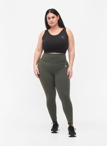 CORE, MID SUPPORT SPORTS BRA - Sports-BH med V-skjæring på ryggen, Black, Model image number 2