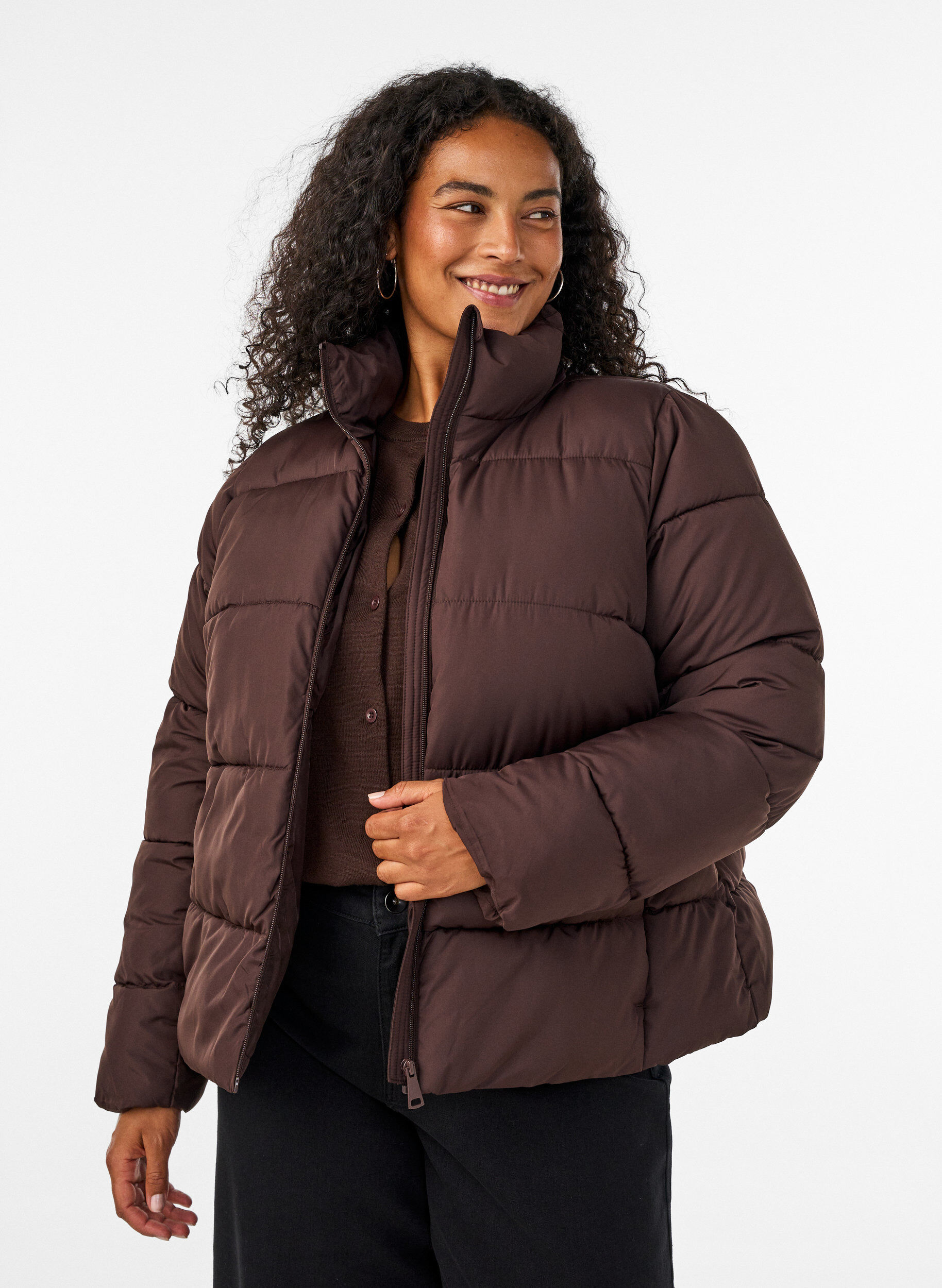 Kort pufferjakke med h&oslash;y krage, Brun, Model