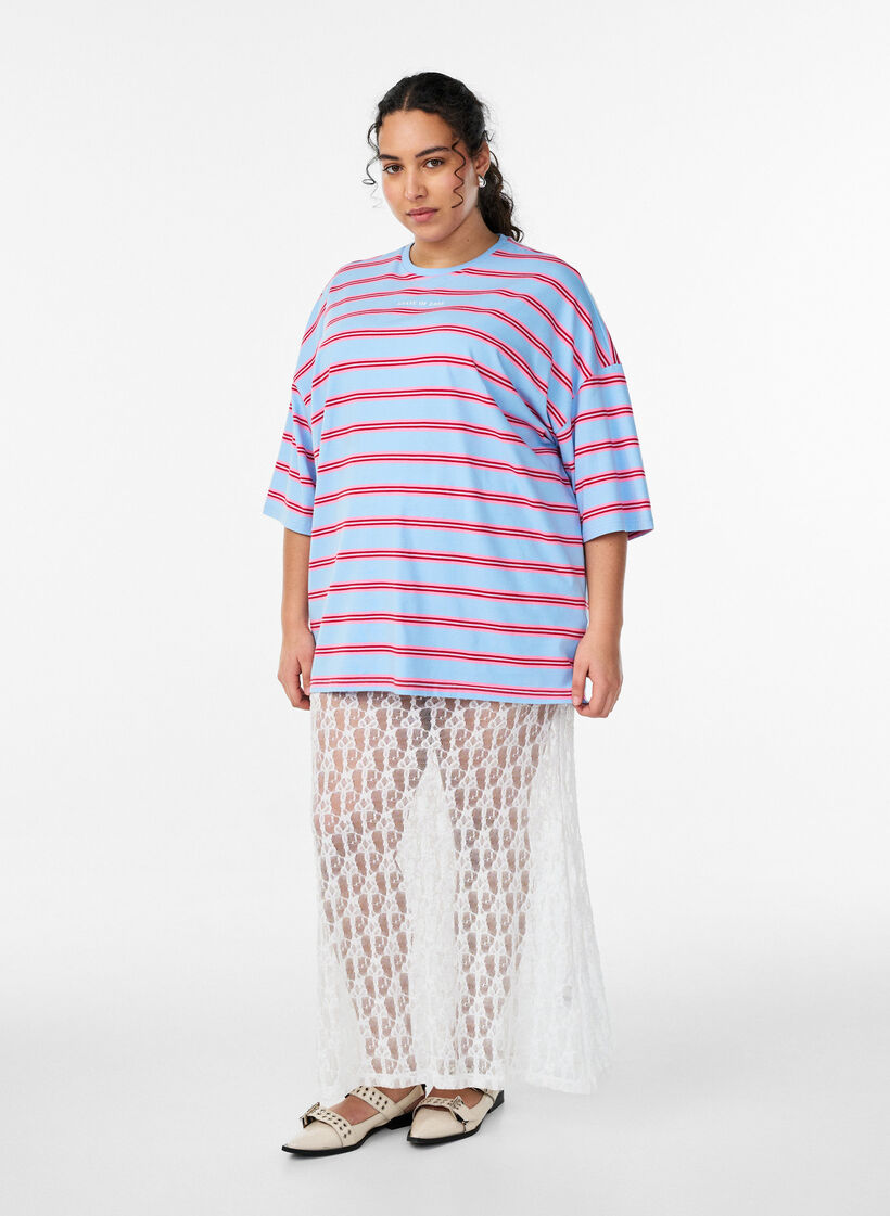 Langt gjennomsiktig skj&oslash;rt med blonder, Hvit, Model