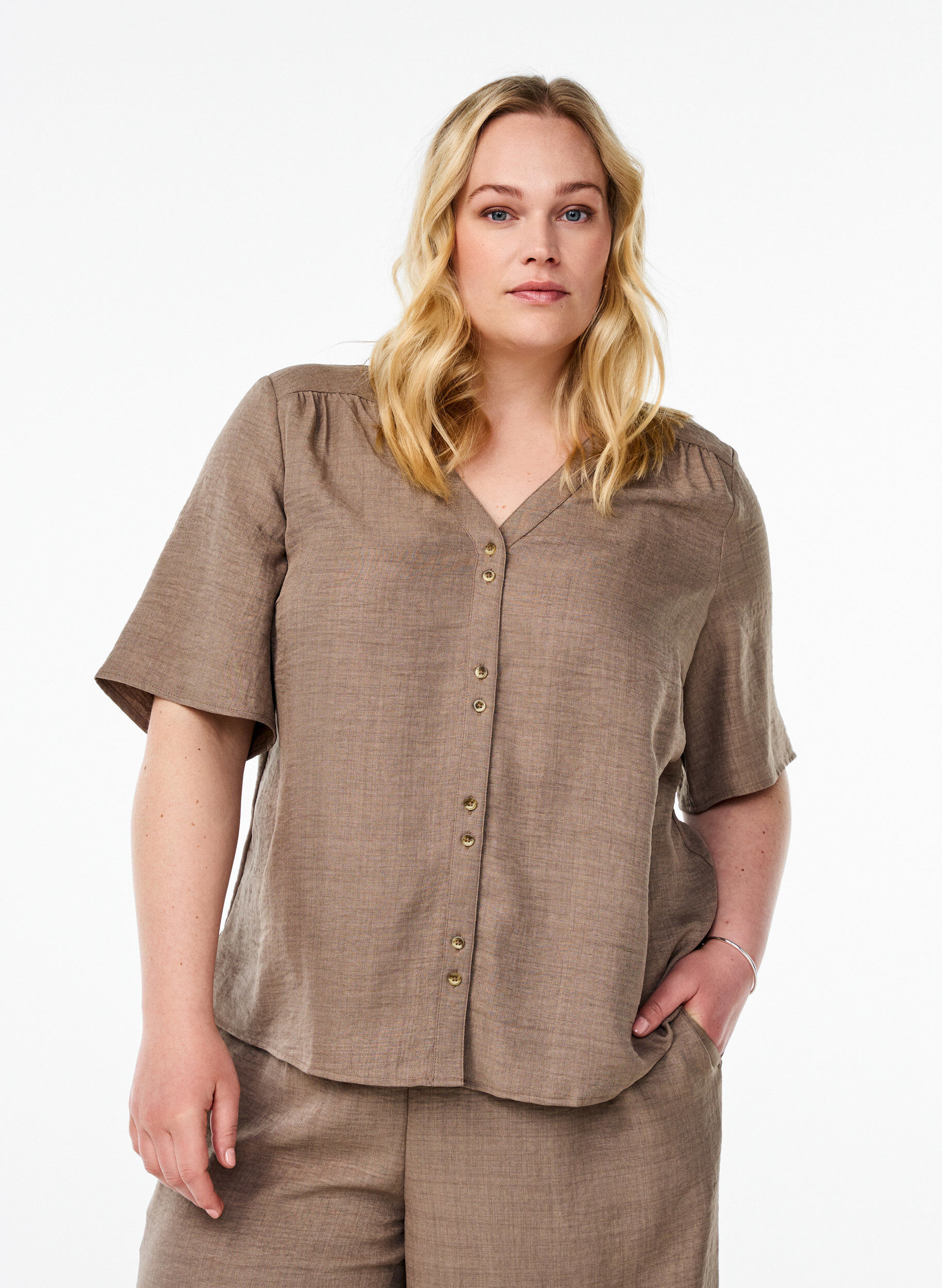 Skjortebluse med V-hals eog korte ermer, Brun, Model