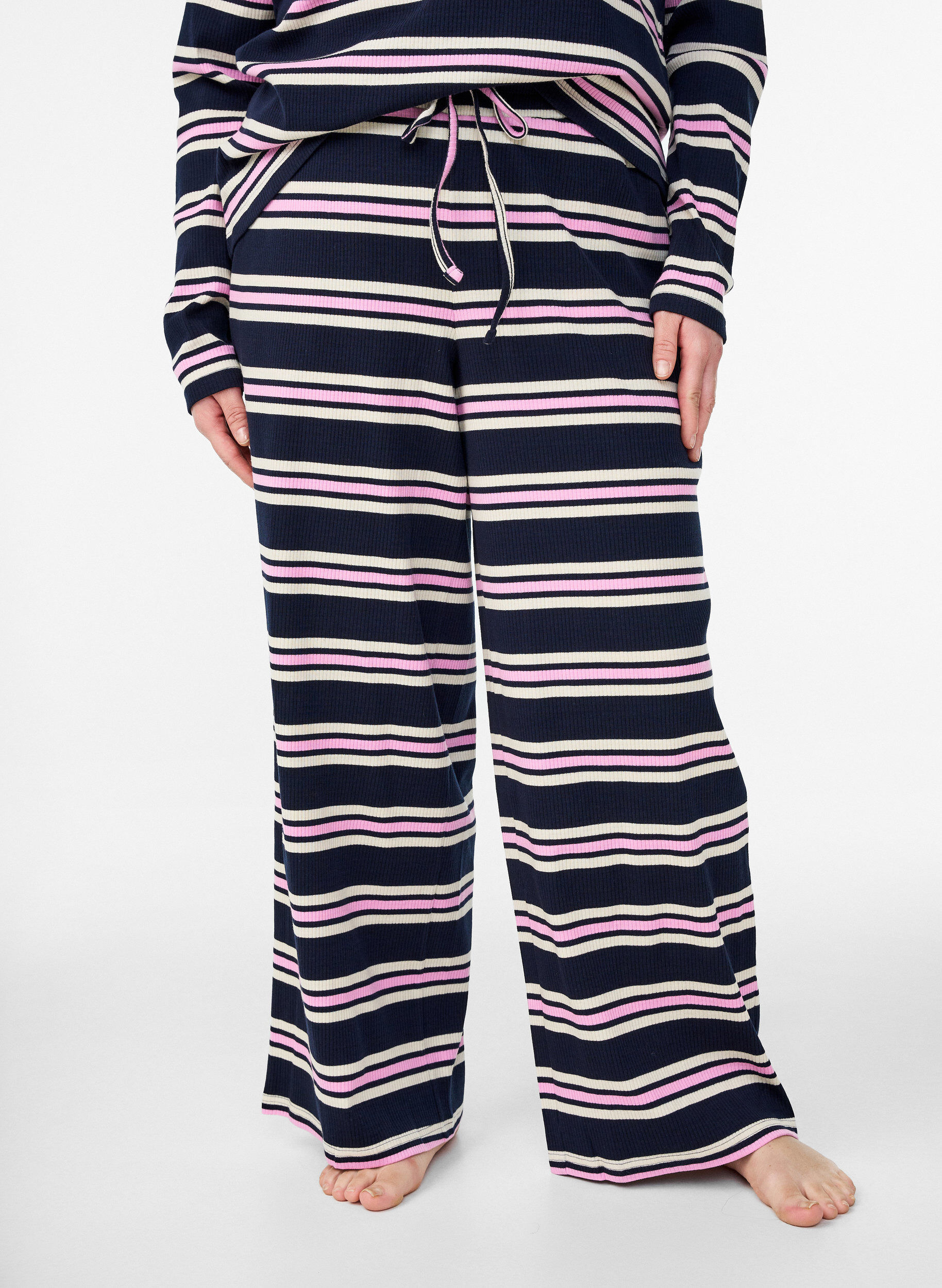 Zizzi Stripete pyjamabukser med vide ben, Bl&aring;, Model image number 3