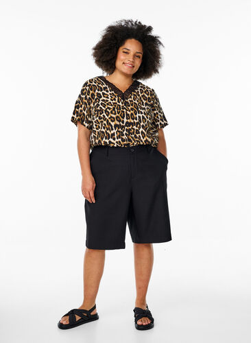 Zizzi Kortermet bluse i viskose med blondekant, Brun, Model image number 1