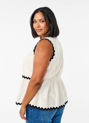 Zizzi Ermeløs bluse med kontrastfargede bølgekanter, Beige, Model image number 2