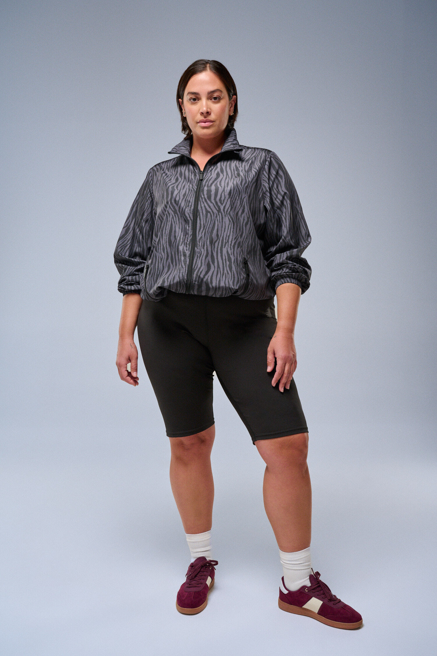 Zizzi Jakke i gr&aring;tt leopardm&oslash;nster, , Model