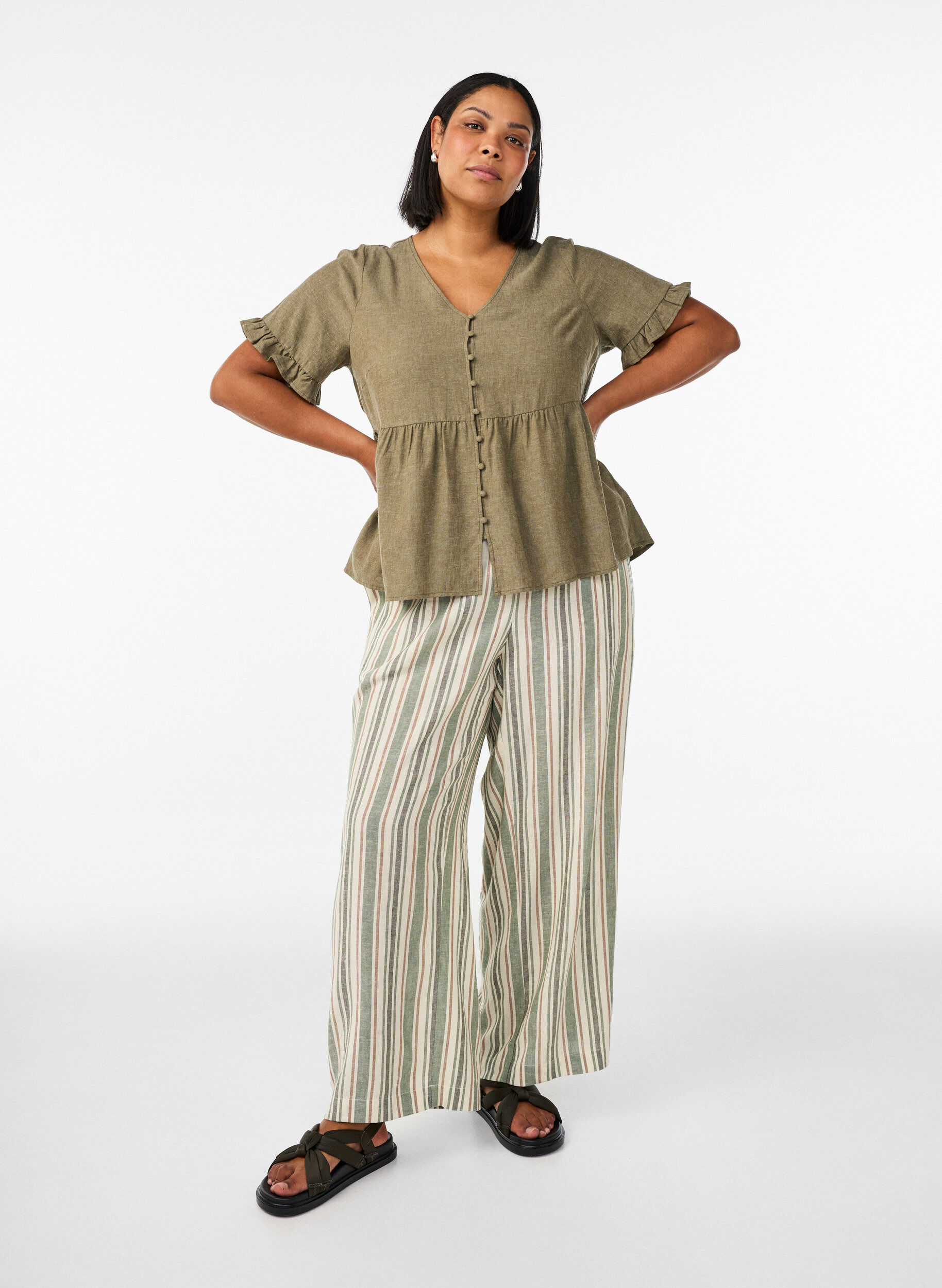 Zizzi Bluse i lin og viskose med V-hals og knappelukking, Gr&oslash;nn, Model image number 1