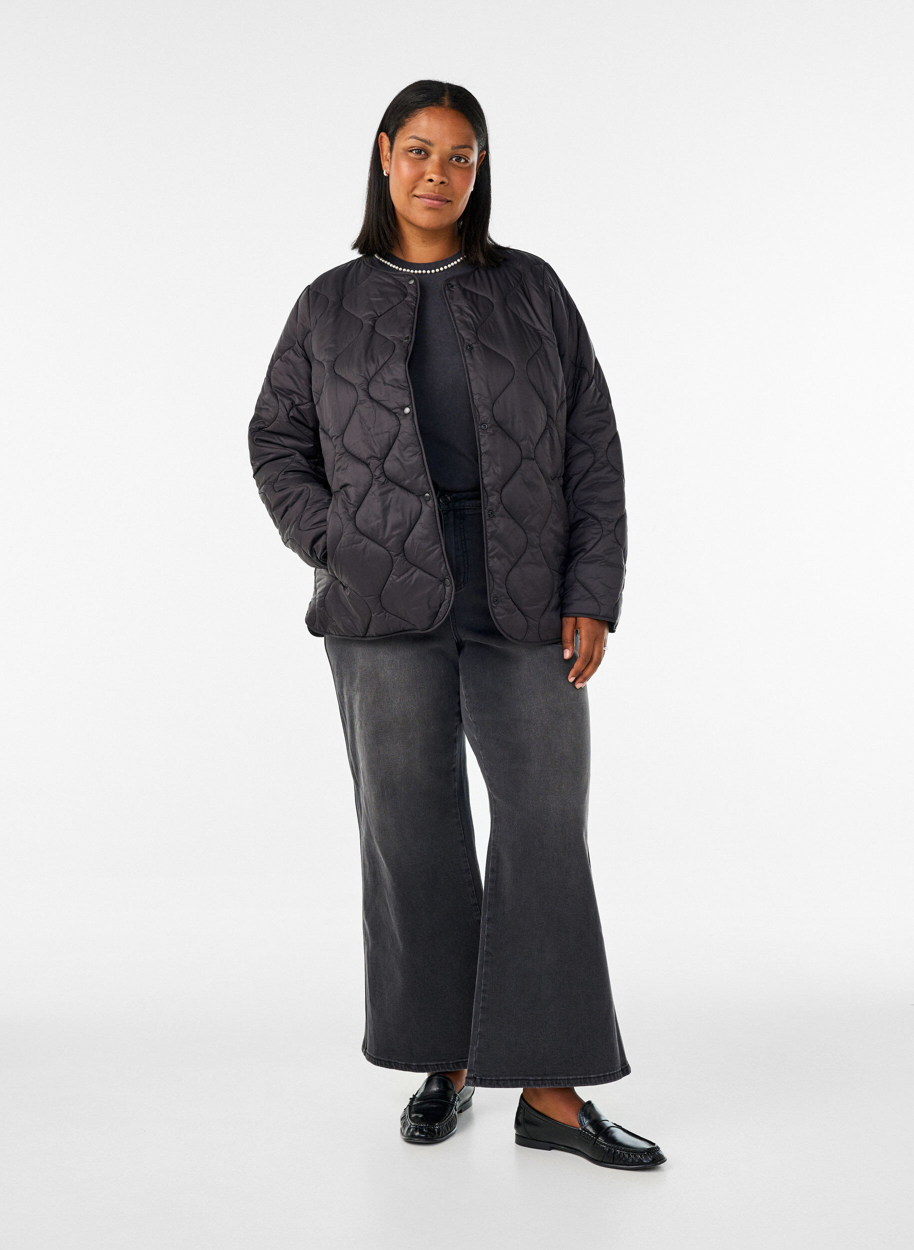 ZizziQuiltet jakke med trykknapper og rund hals, Svart, Model image number 1