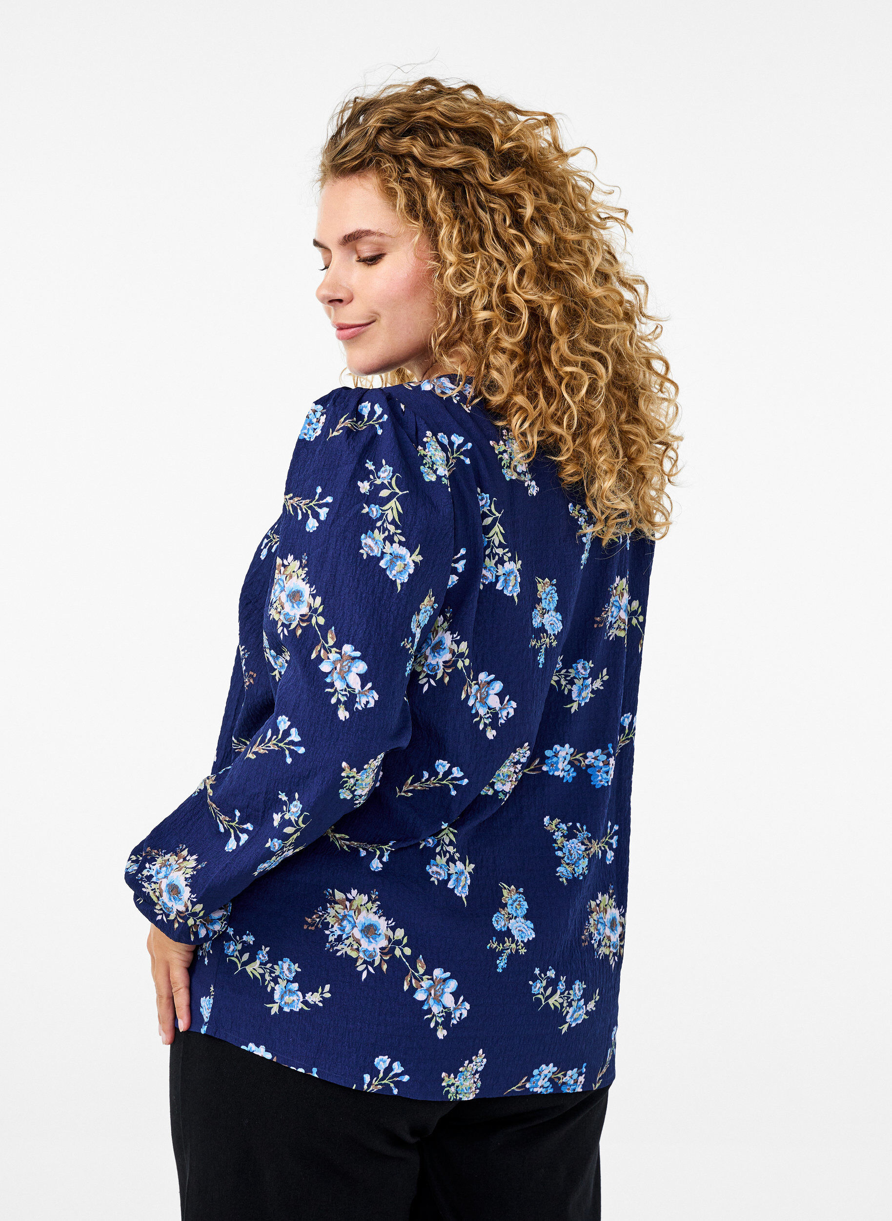 Zizzi FLASH - Langermet bluse med sm&aring; blomster, Blue Flower, Model image number 1