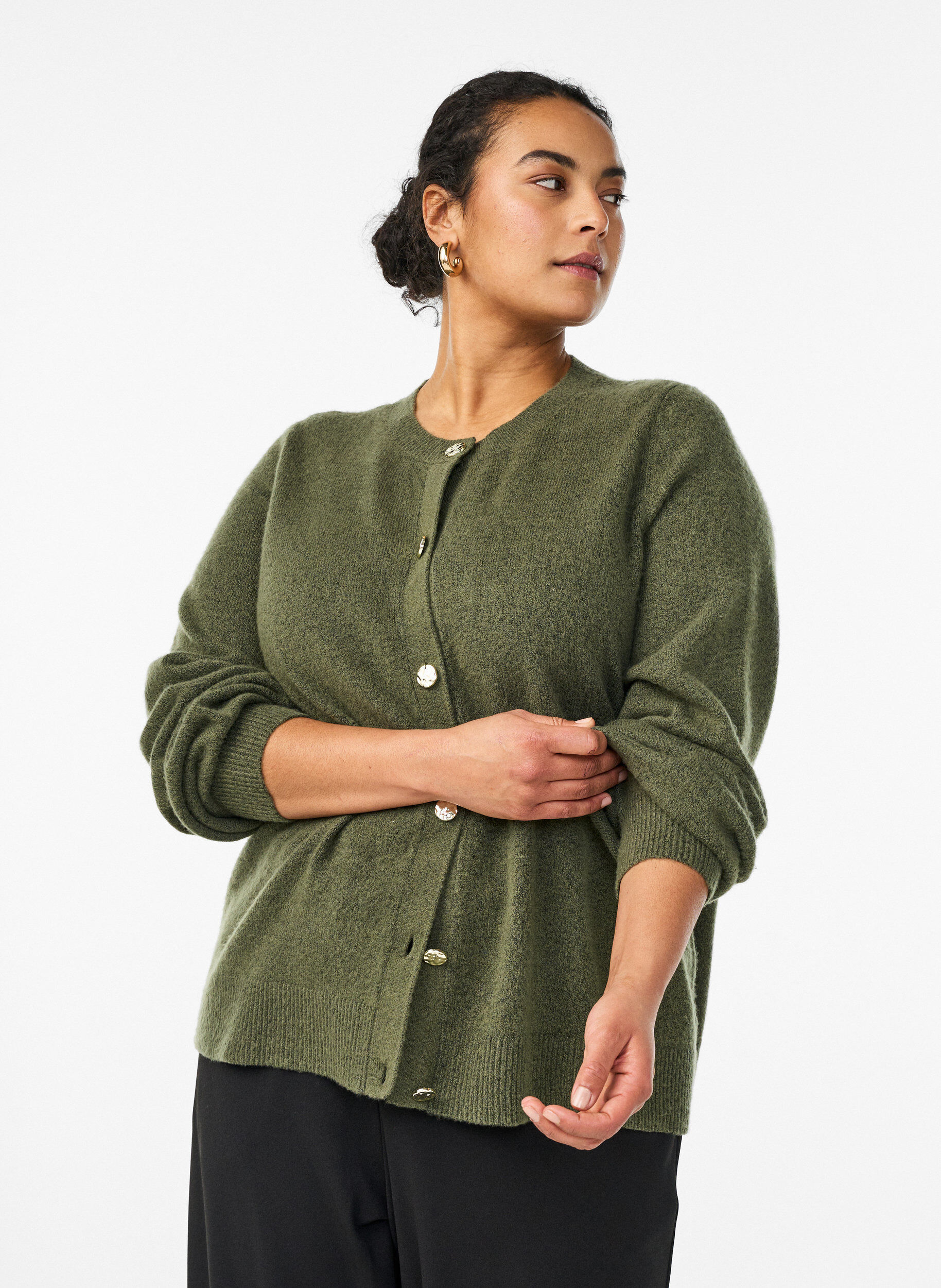 Cardigan i myk strikk med gullfargede knapper, Gr&oslash;nn, Model