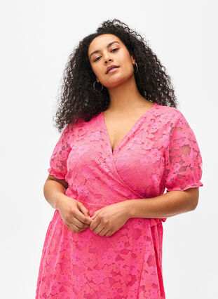 Zizzi Omslagskjole med blonder og korte ermer, Pink Carnation, Model image number 2