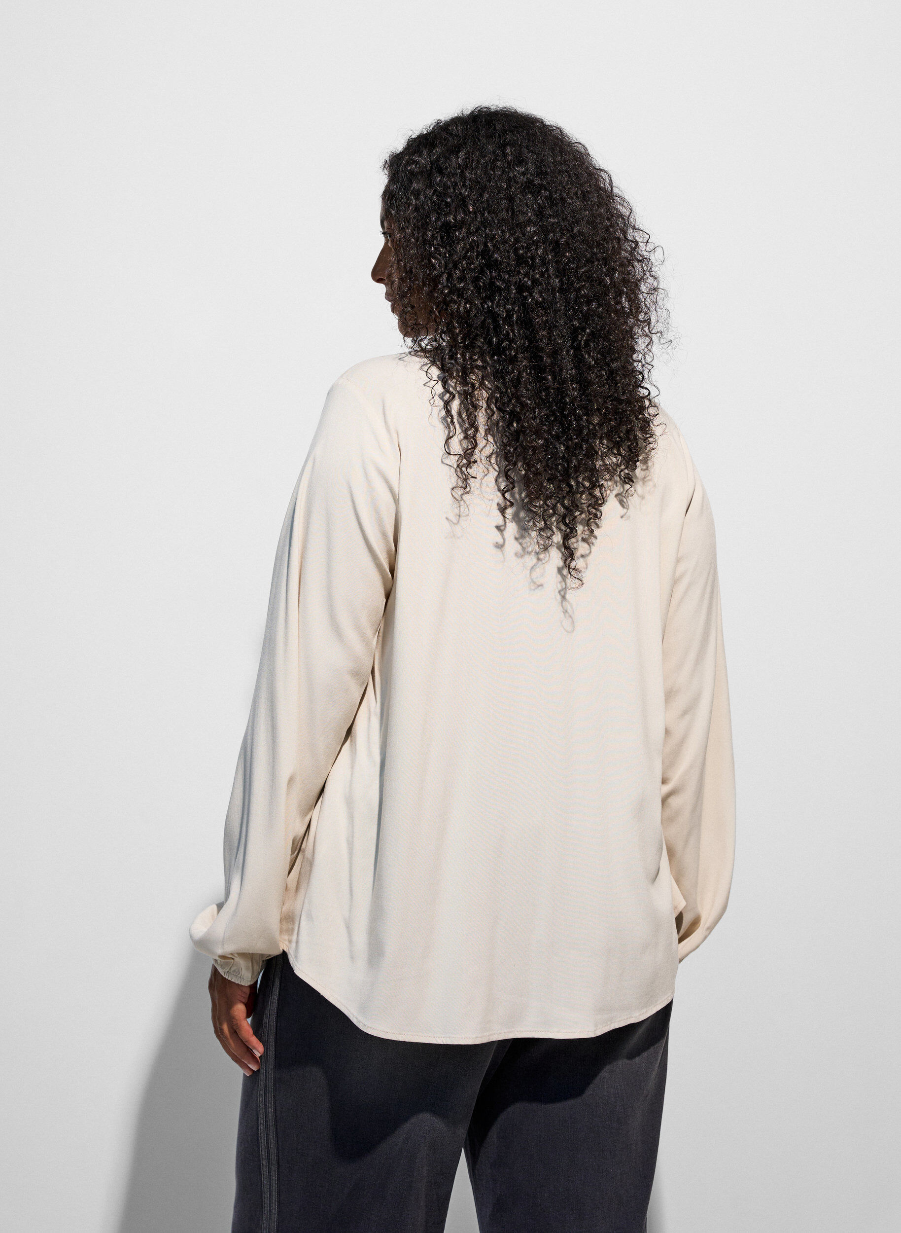 ZizziViskosebluse med V-hals og avrundet fold, Beige, Model image number 2