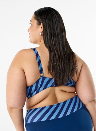 Zizzi Trekantbikinitopp med striper og en wrap-detalj, Blå, Model image number 2