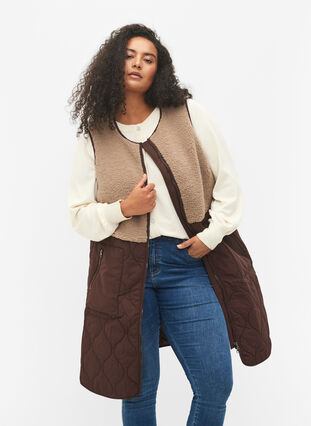 Lang quiltet vest i teddy med lommer, Fungi Comb, Model image number 0